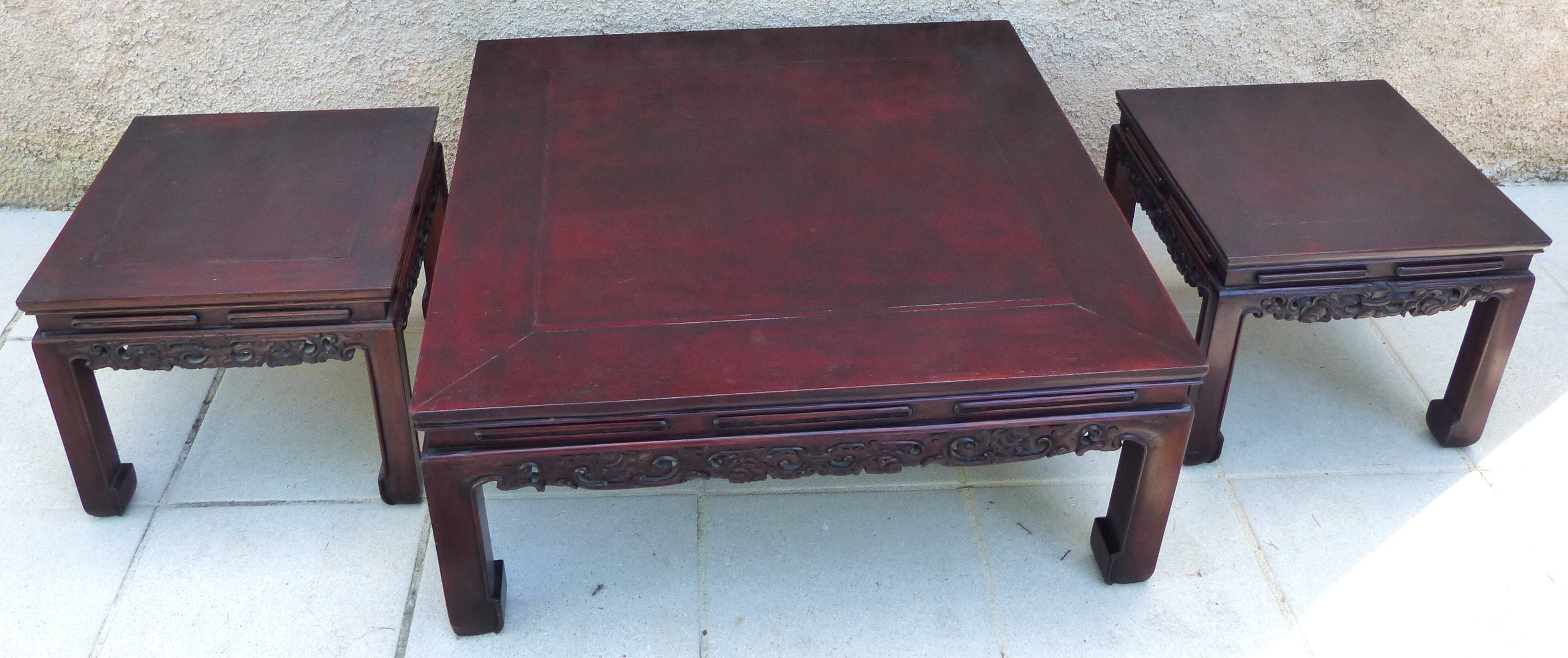 Ensemble de 3 tables en bois massif sculpté – Jakarta 1981 – pièce unique