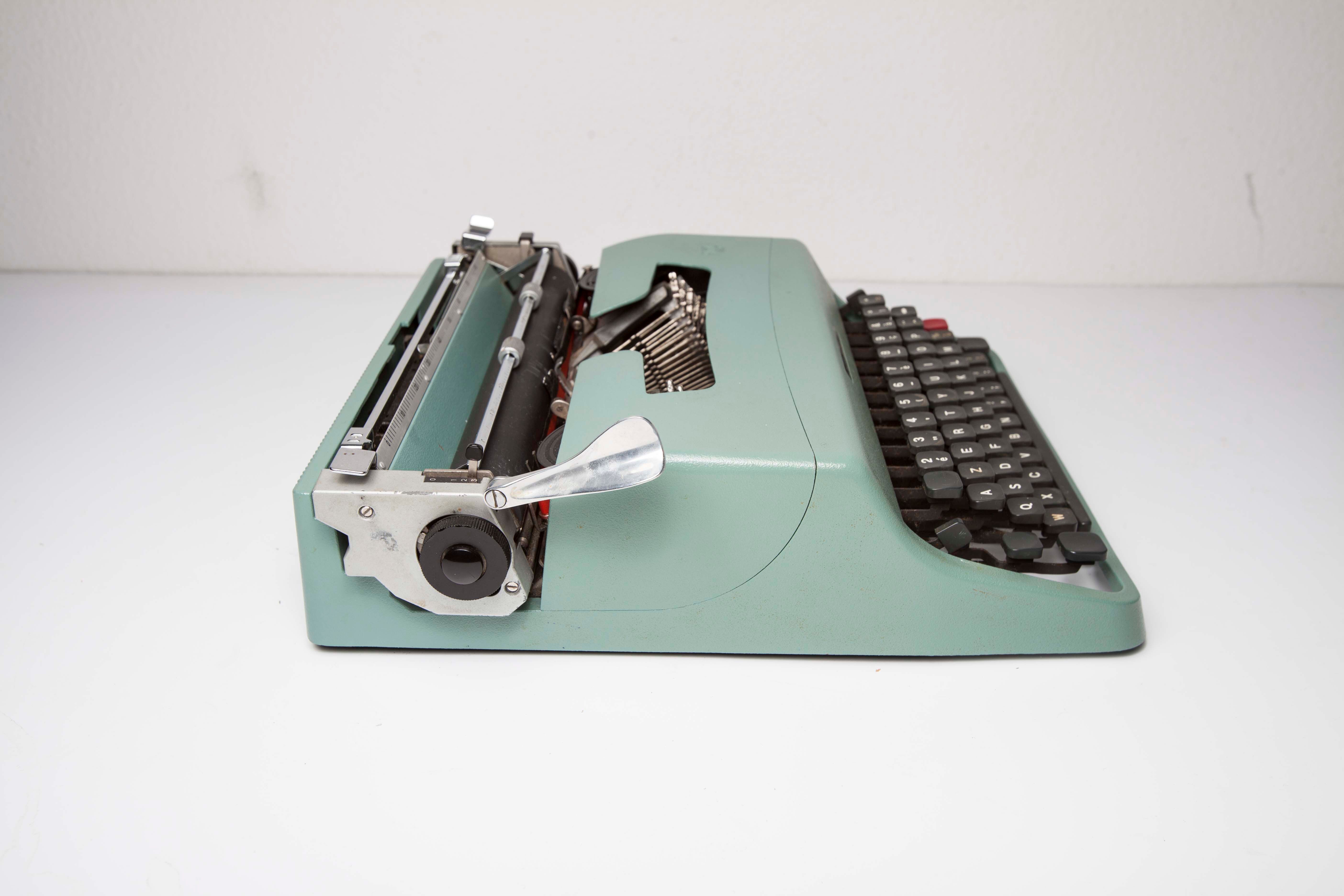 Typewriter olivetti lettera 32