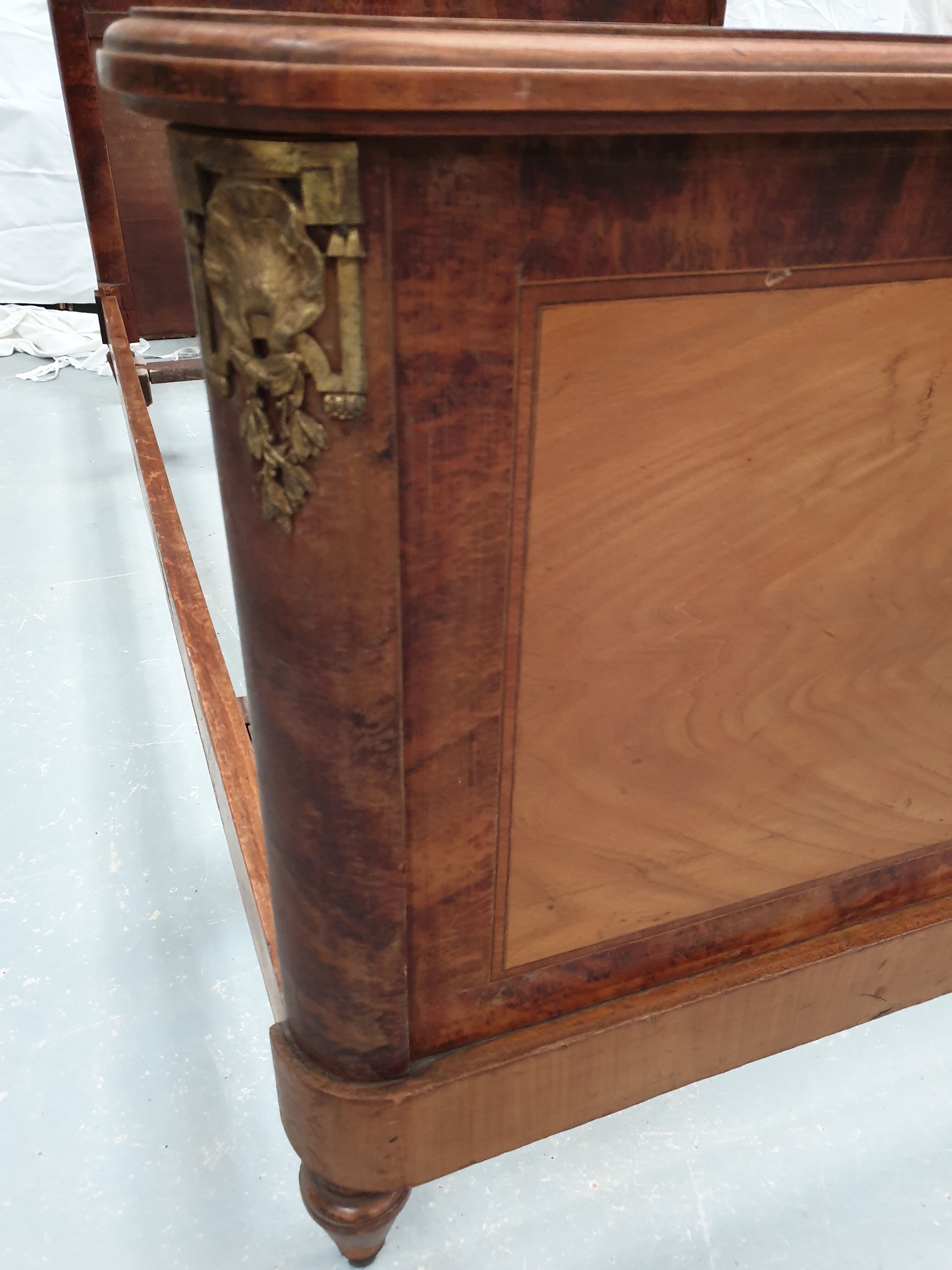 Bed style Louis XVI gilded bronze