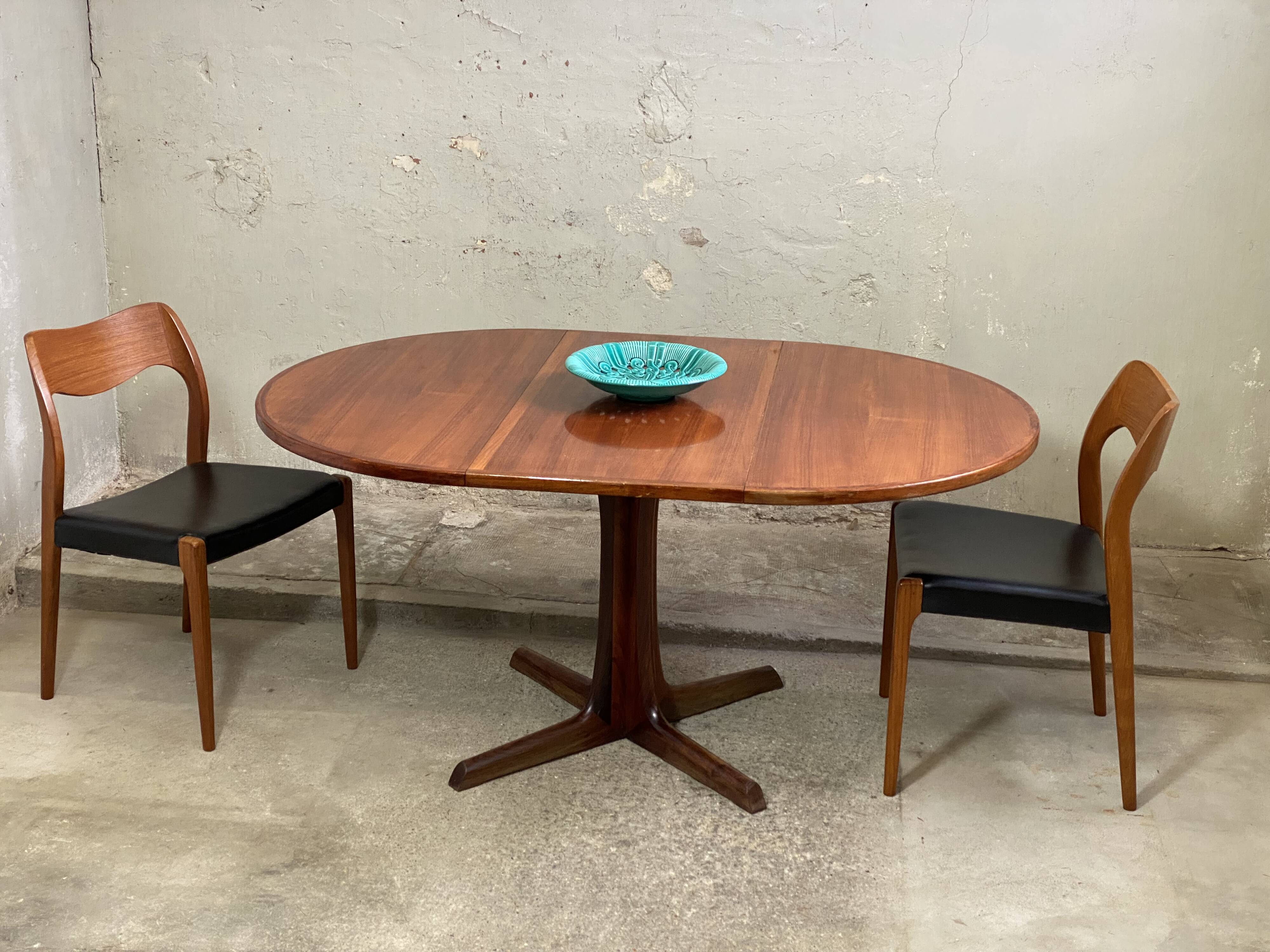 Scandinavian extendable round table in teak Gudme edition