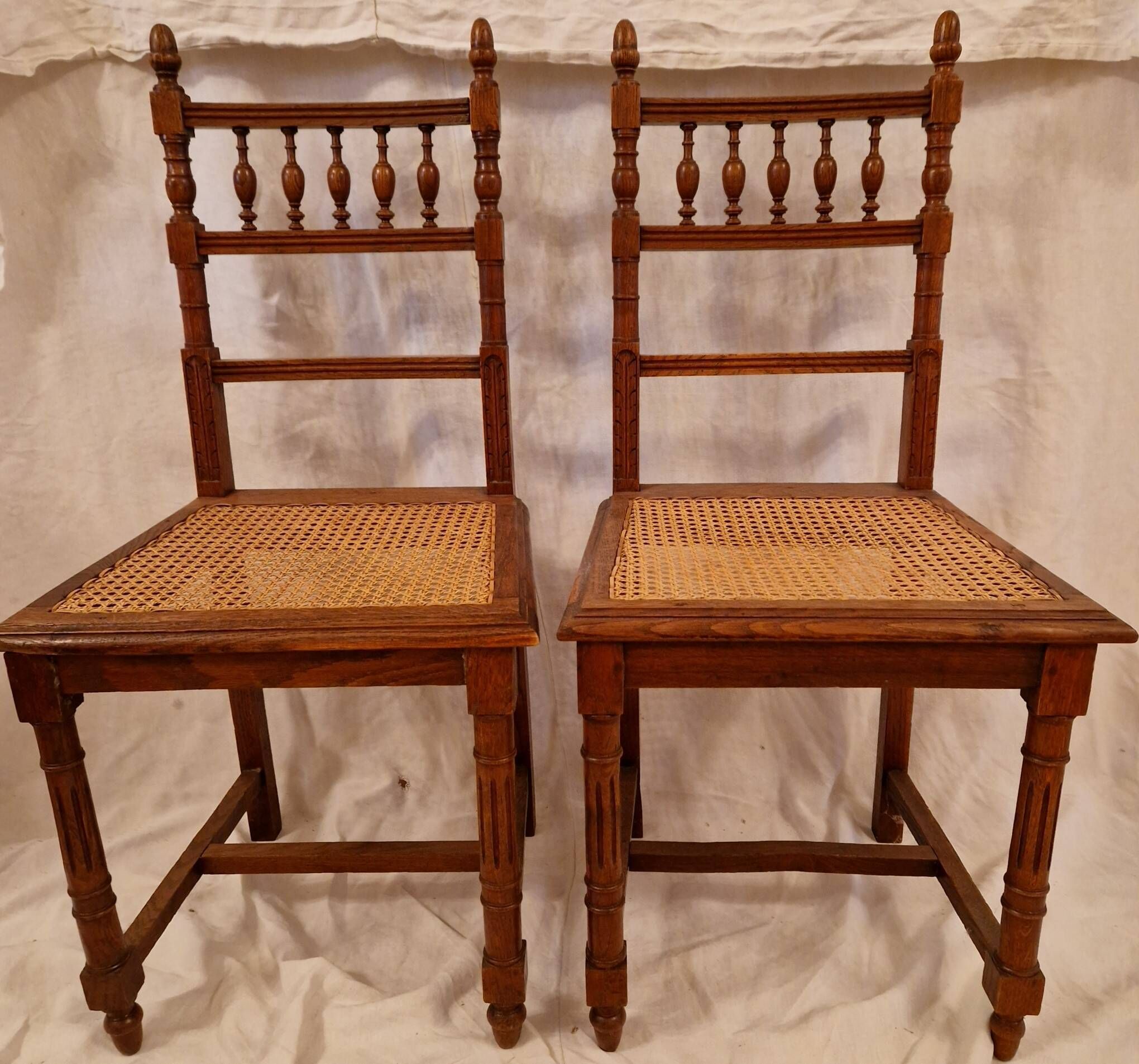 Extendable walnut table, 6 caned chairs in Henri II Neo-Renaissance style.
