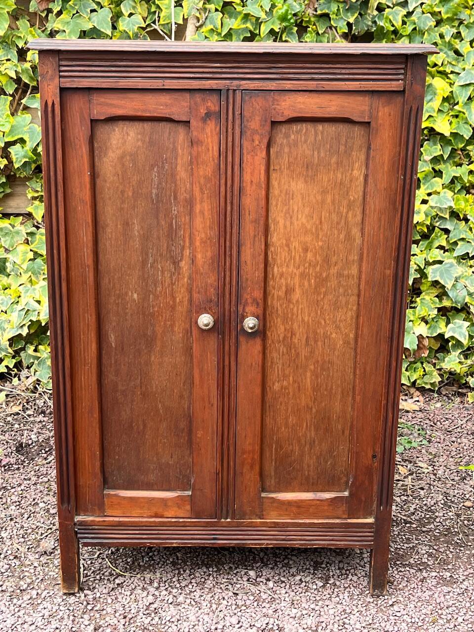 Small cabinet with 2 doors