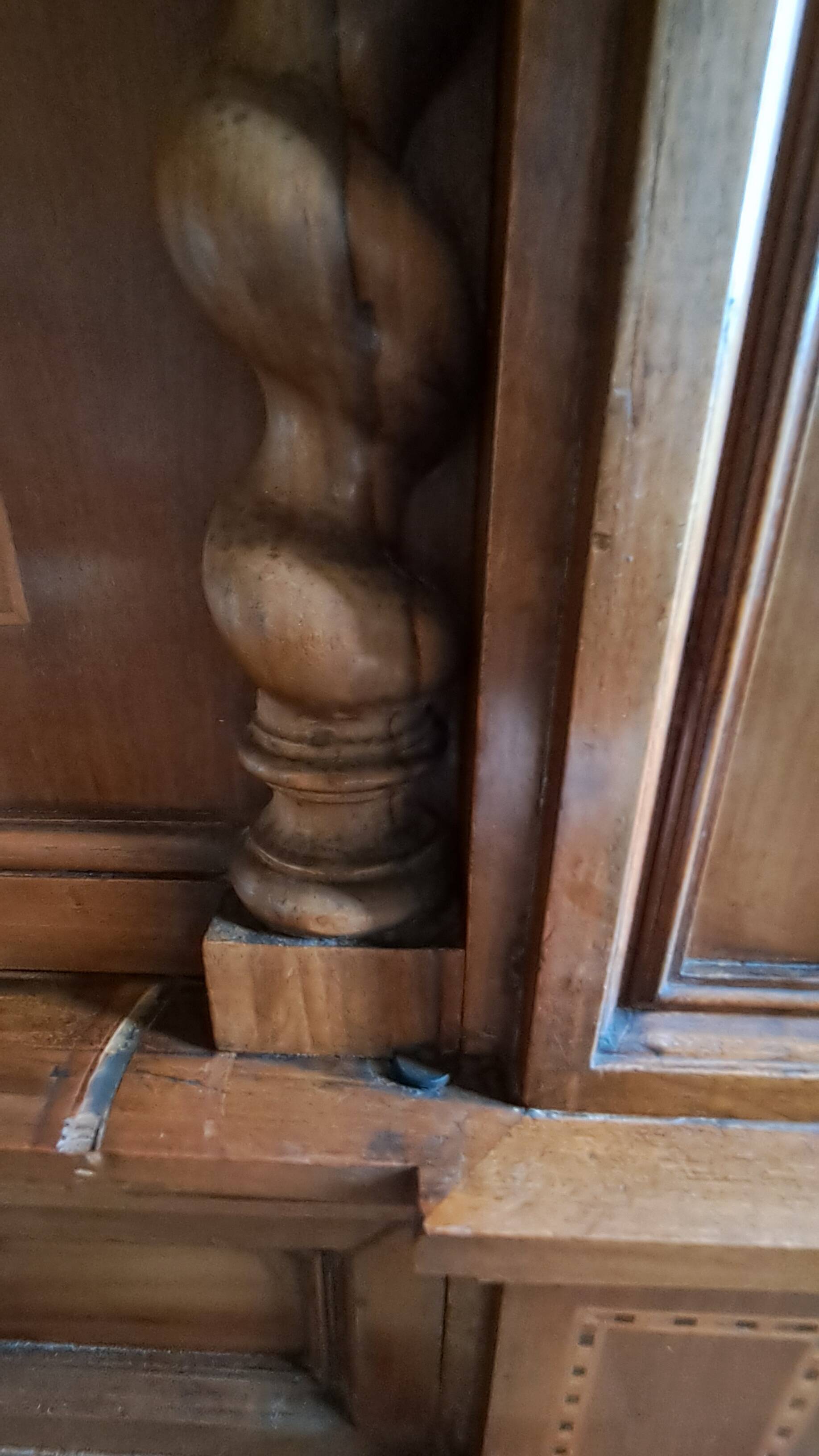 Wardrobe - neo-Renaissance in carved solid wood - possible lot sale