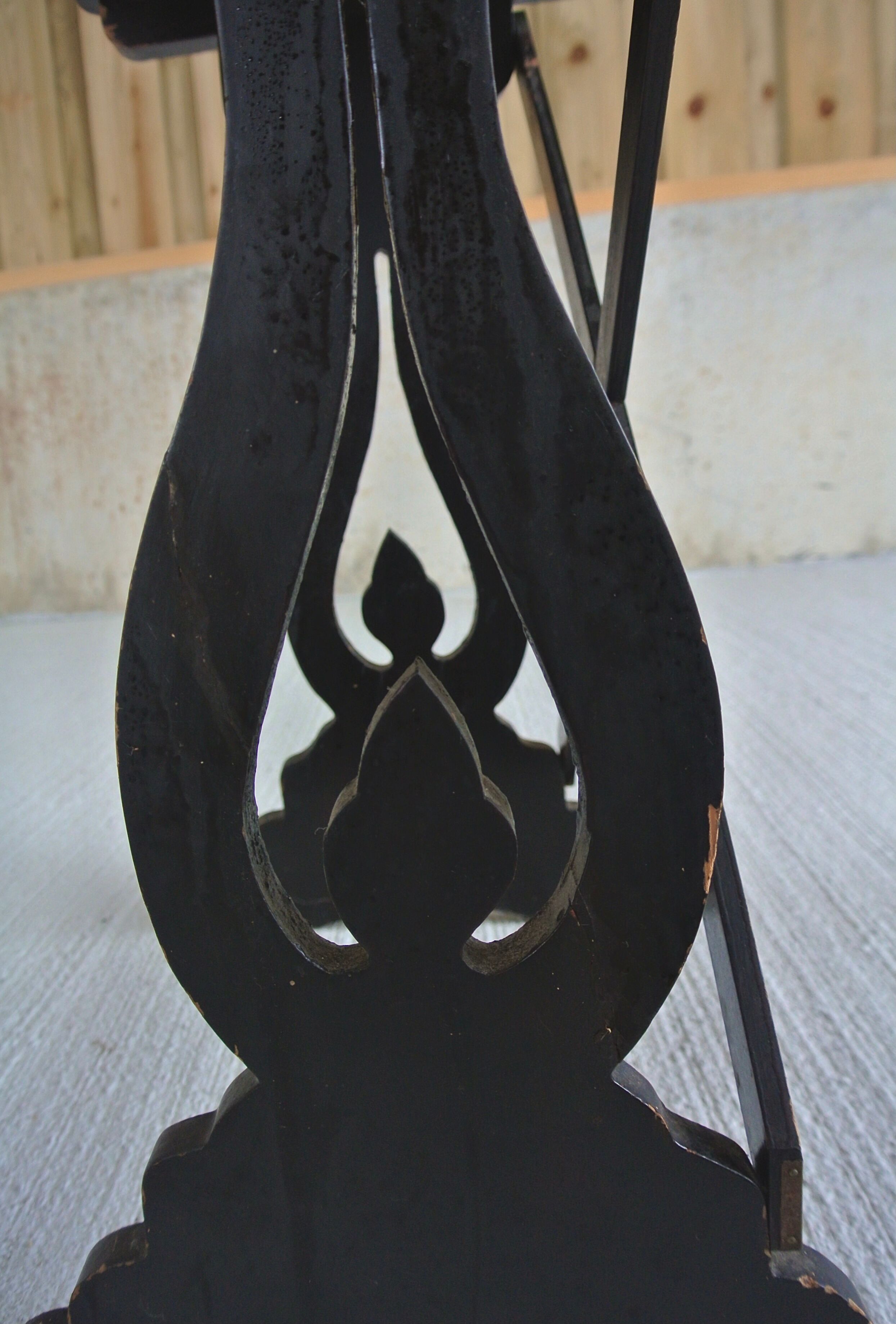 Paire de tables gigognes en bois noir - plateau à décor de dragons