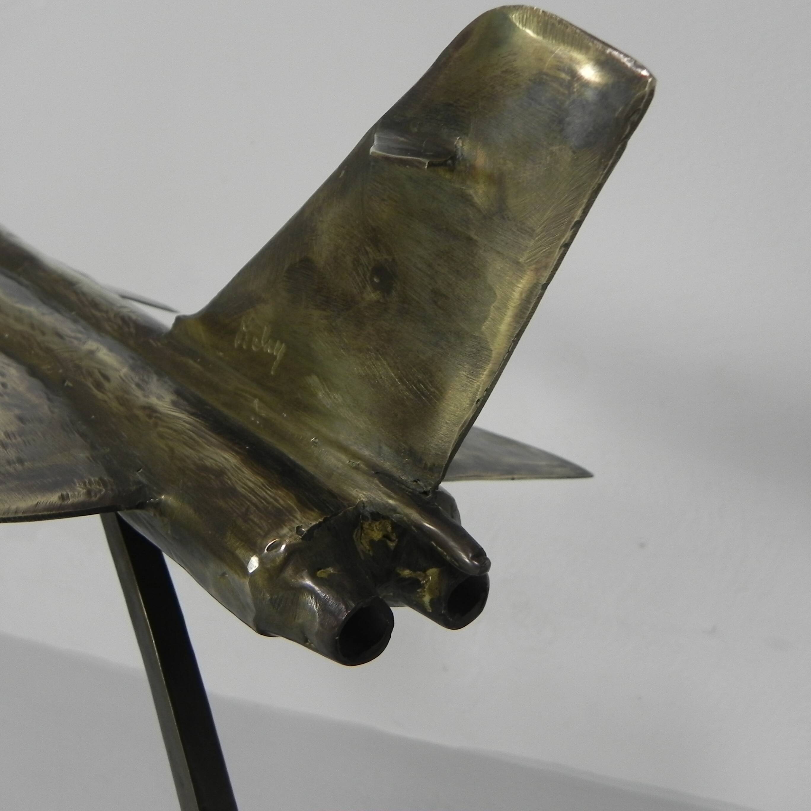 Sculpture en laiton d'un avion de chasse par François Melin