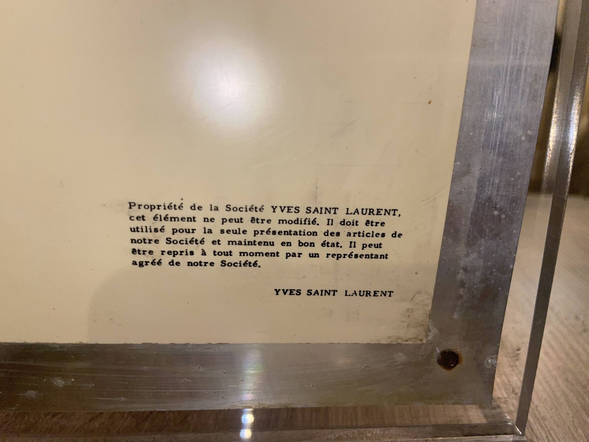 Présentoir Yves Saint Laurent 70s