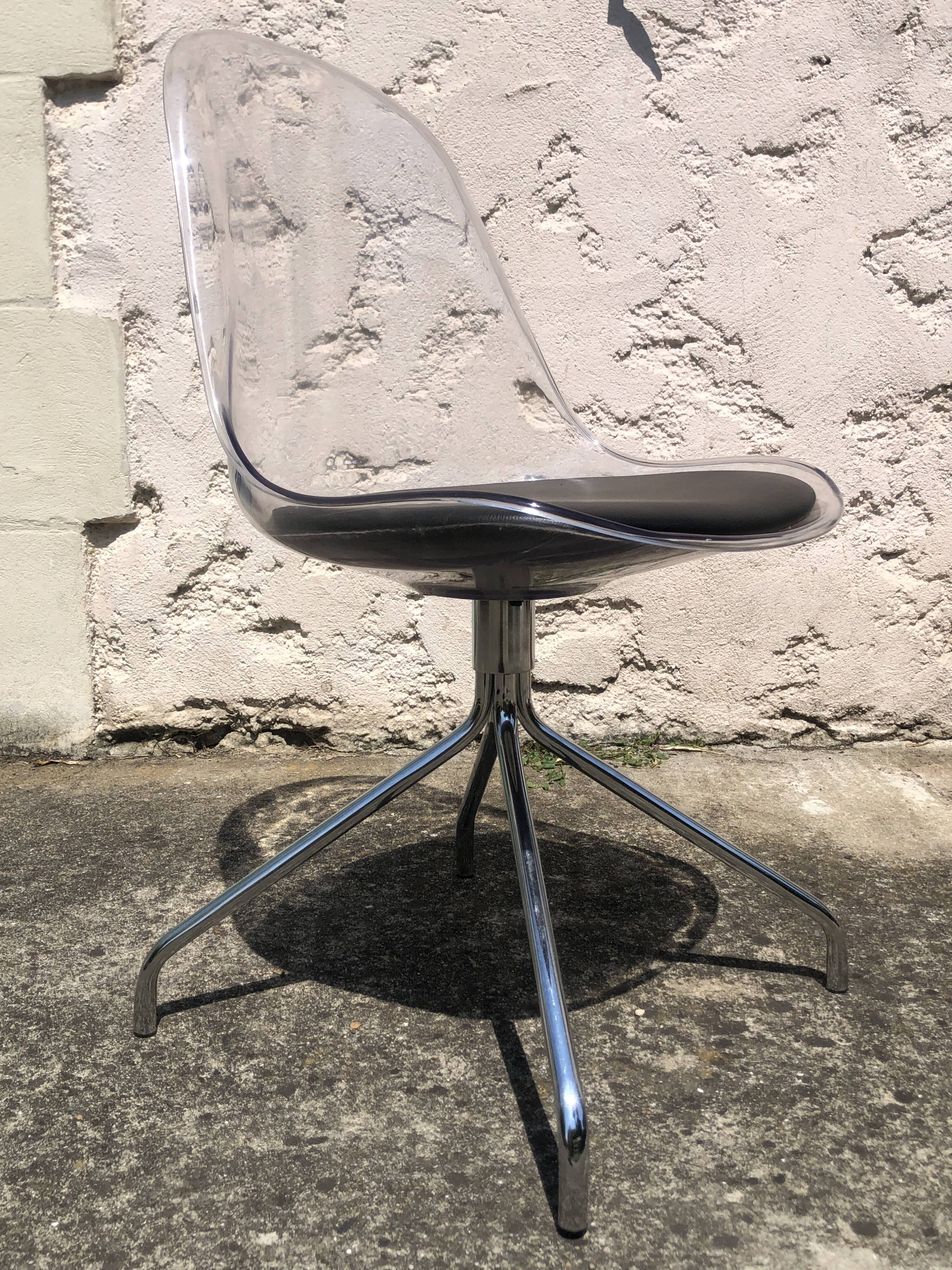 Pair of plexiglass chairs and 4 chrome legs