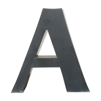 Lettre A ancienne en relief et en zinc
