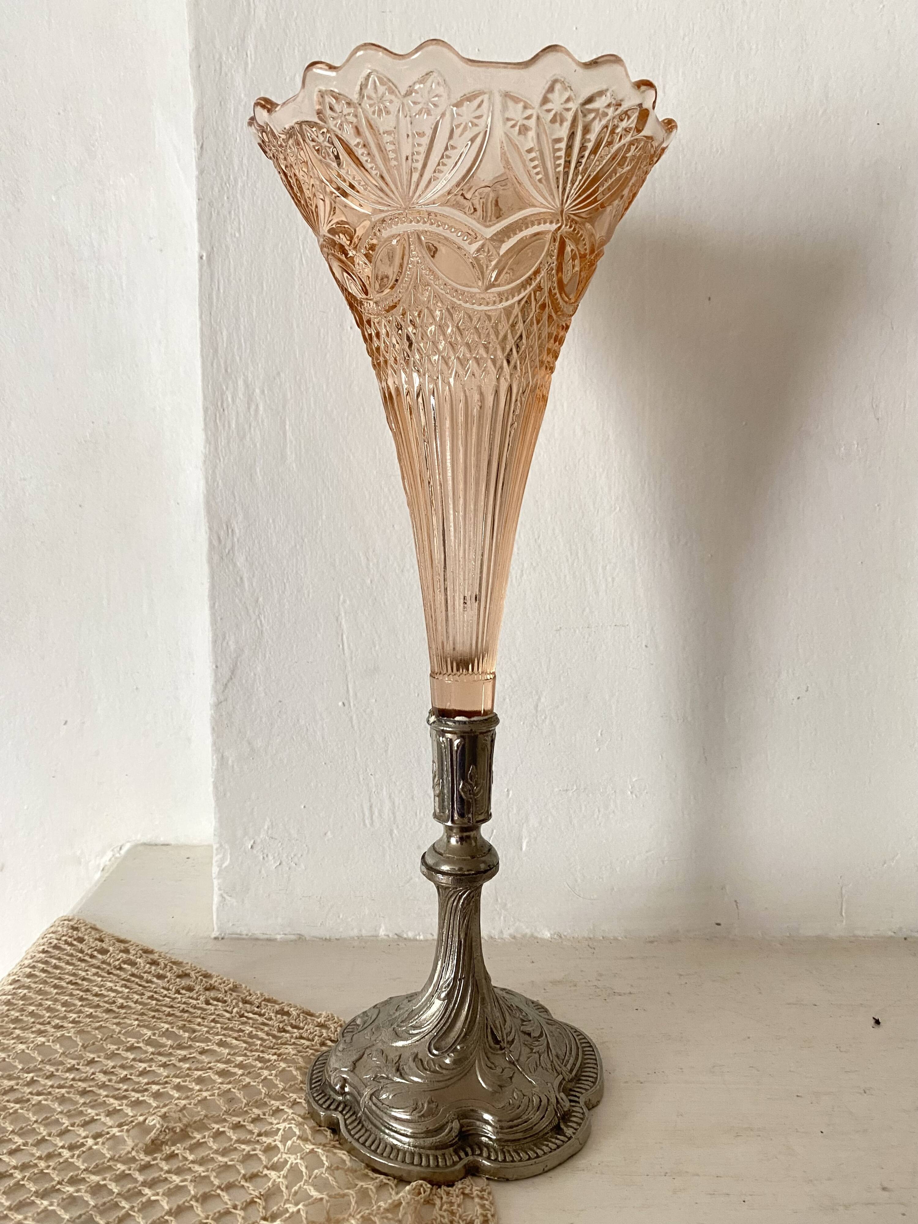 Art Nouveau cornet vase, tulip centerpiece