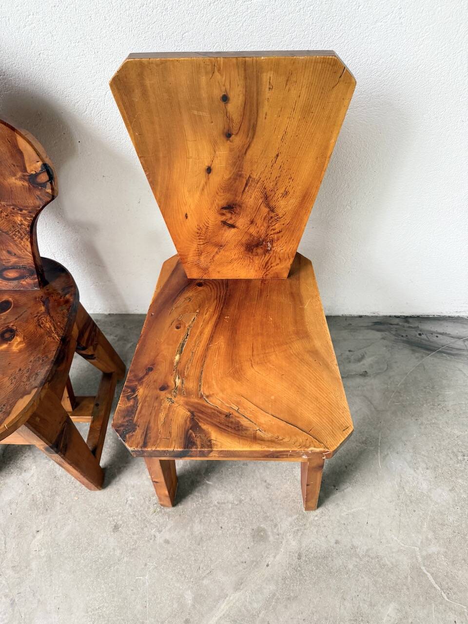 Paire de chaises brutalistes savoyardes en pin