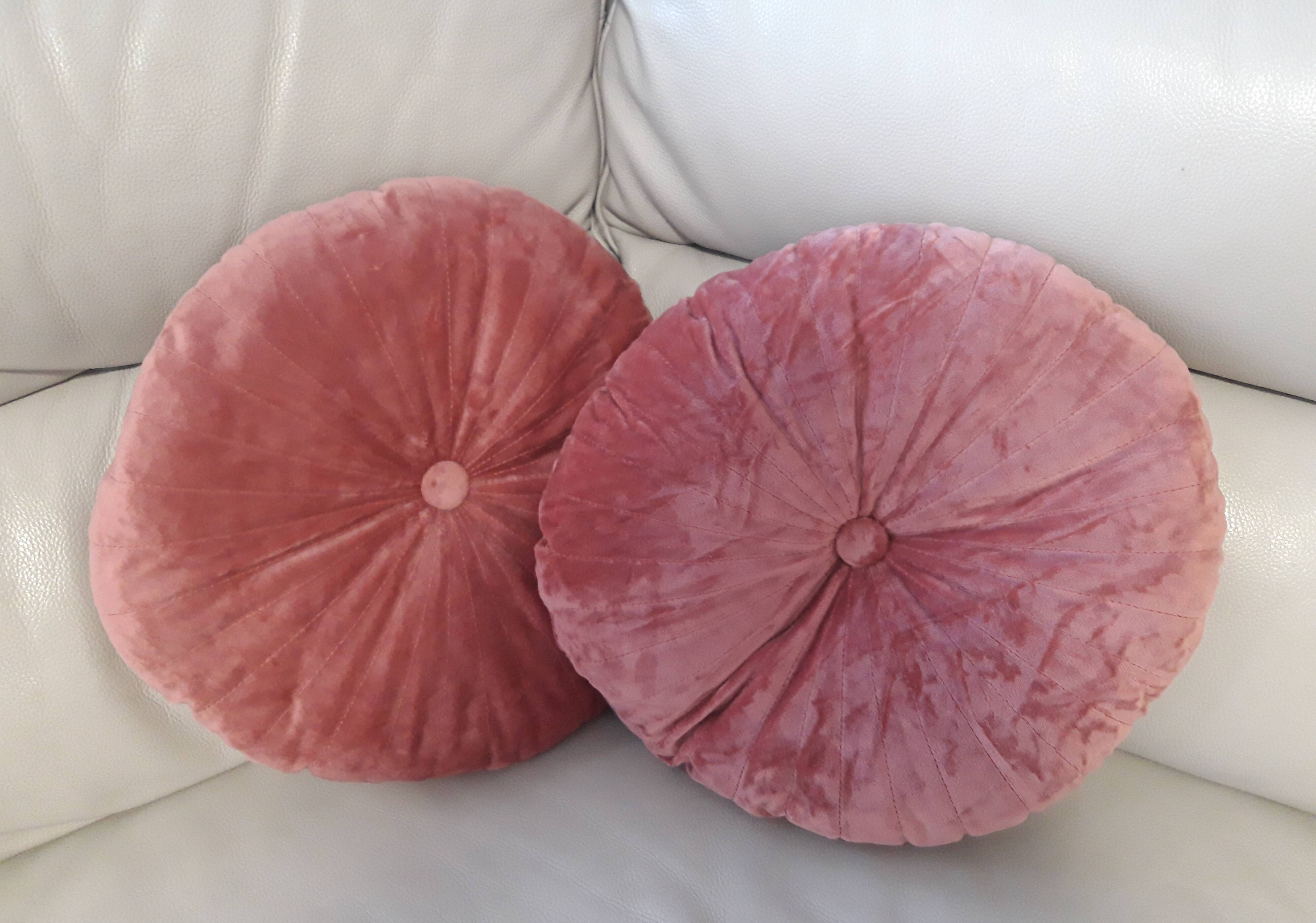 Set of 2 round pink velvet cushions