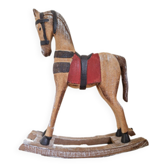 Figurine cheval à bascule en bois
