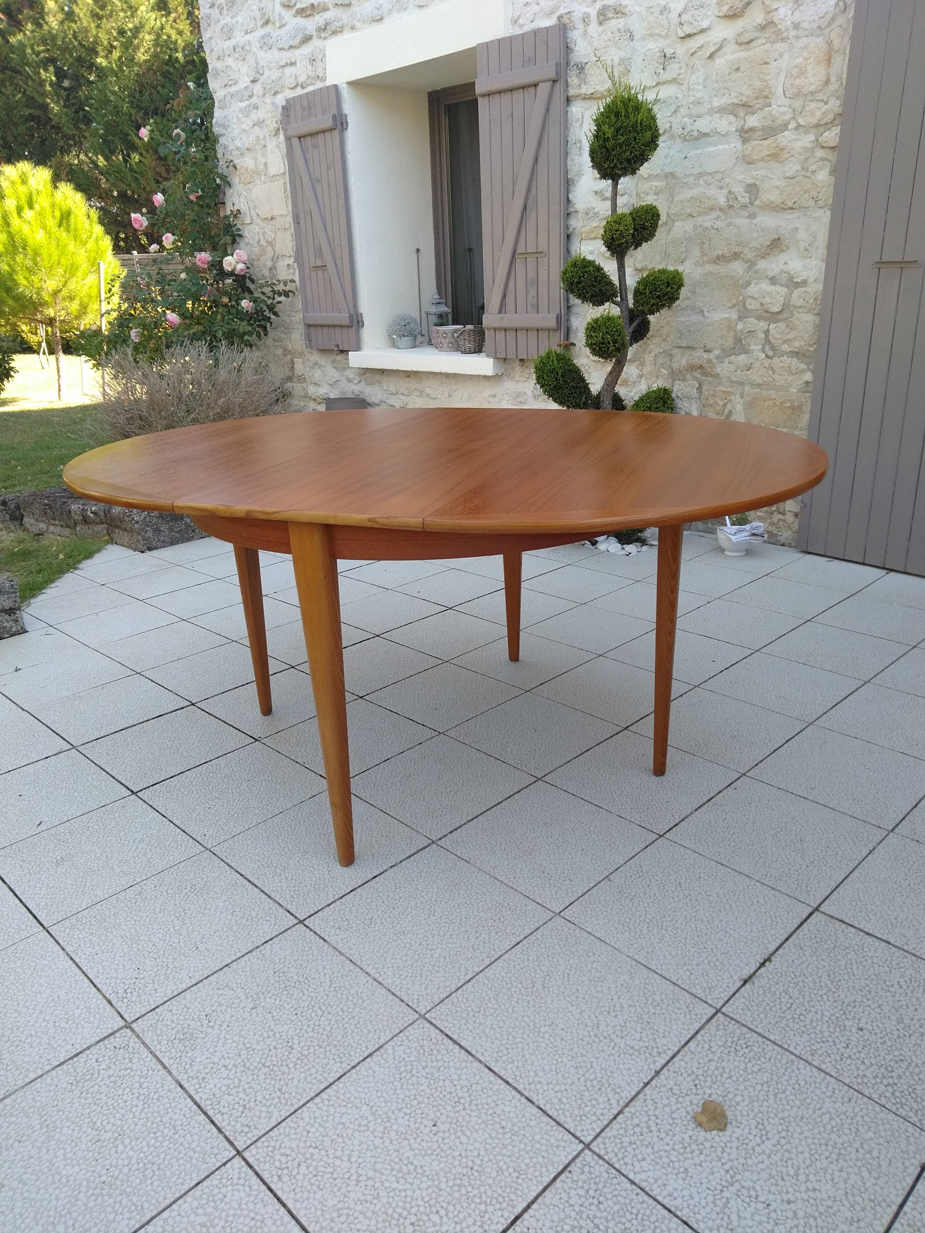 Scandinavian round table