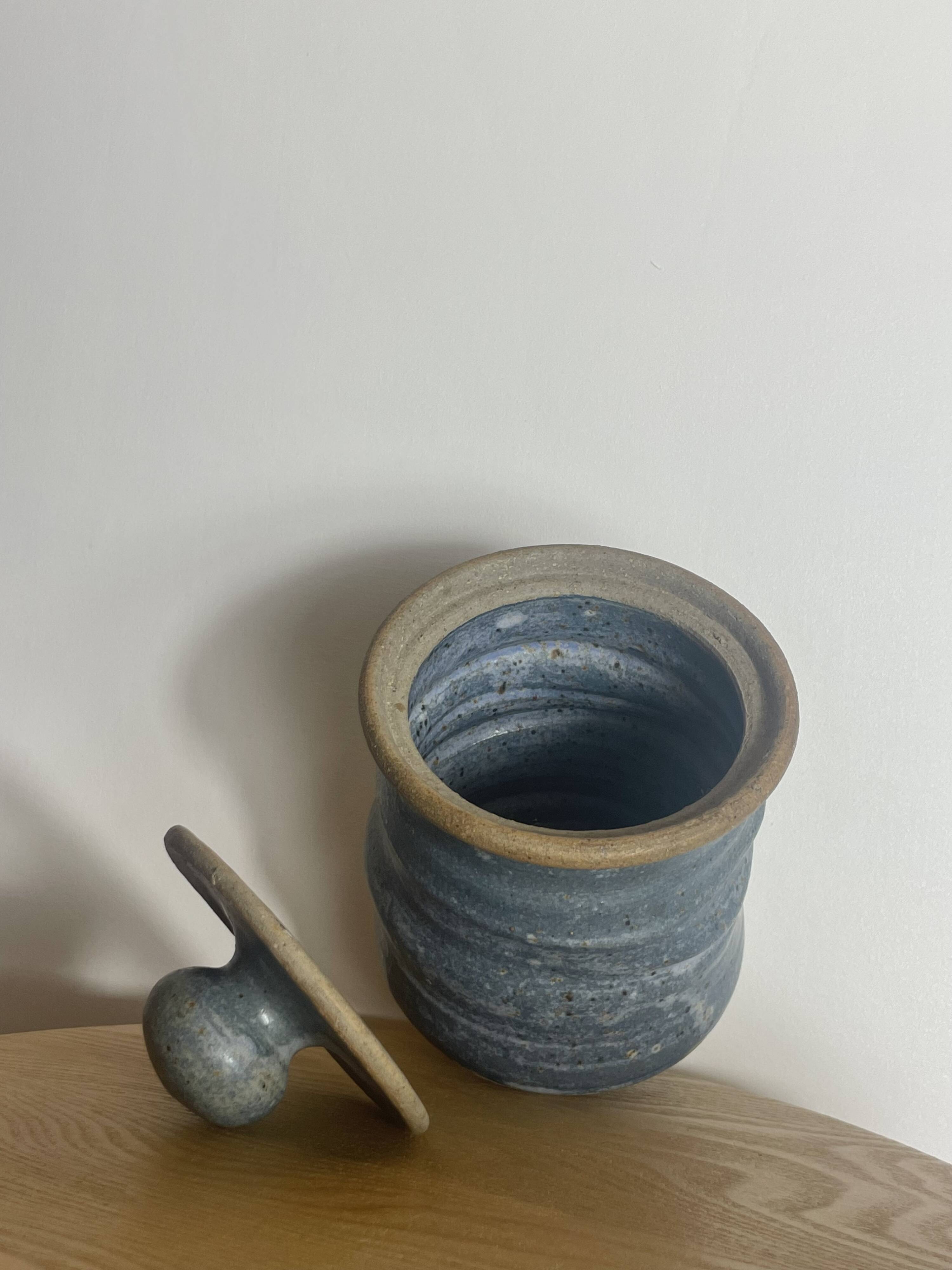 Ceramic pot with movement