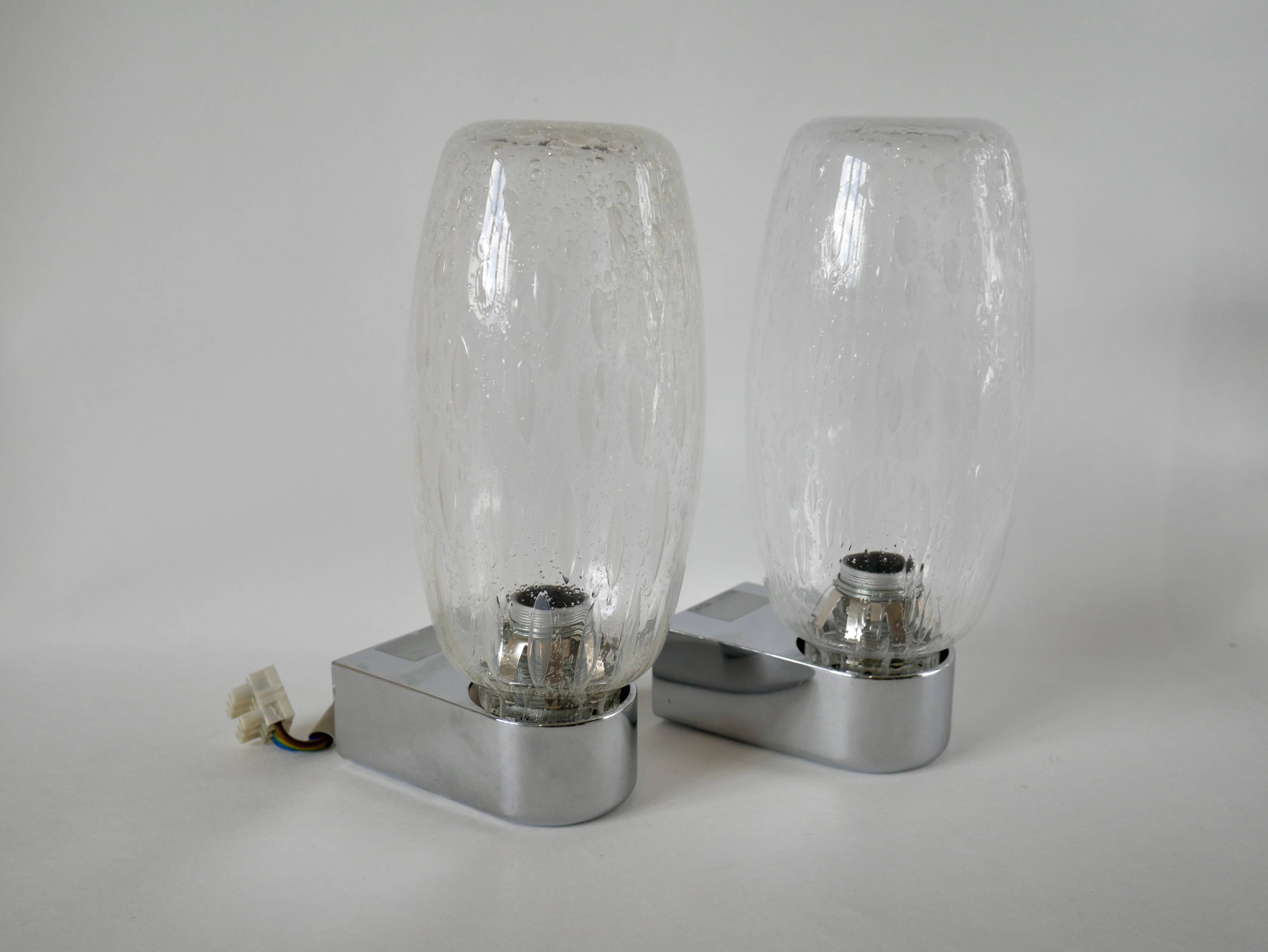 Paire d'appliques murales design en verre soufflé et chrome par inda circa 1960-1970