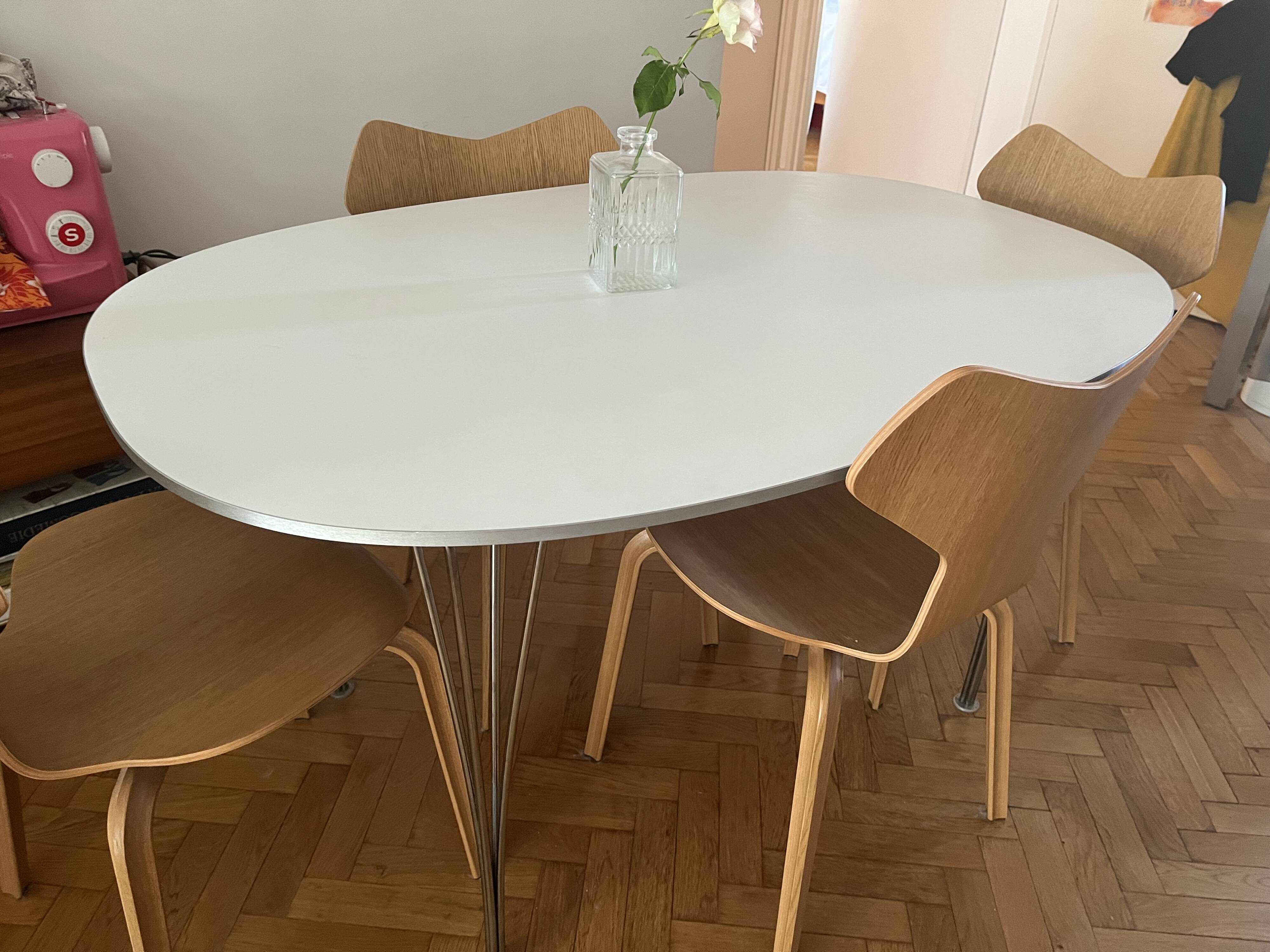 Table Superellipse B611 blanc et piètement chromé, Fritz Hansen