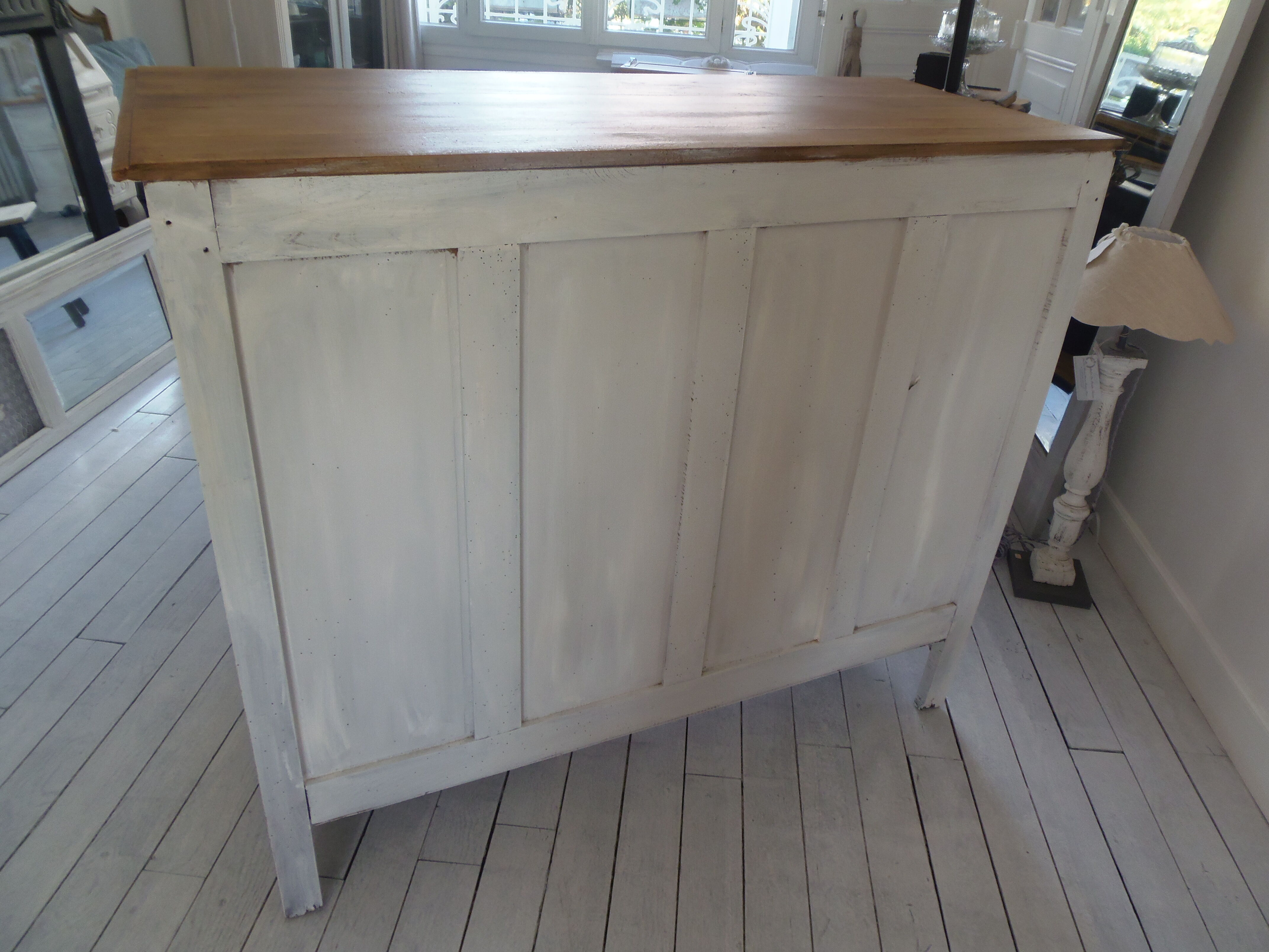 Buffet vintage patiné gris perle blanc poudré à portes grillagées