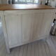 Buffet vintage patiné gris perle blanc poudré à portes grillagées