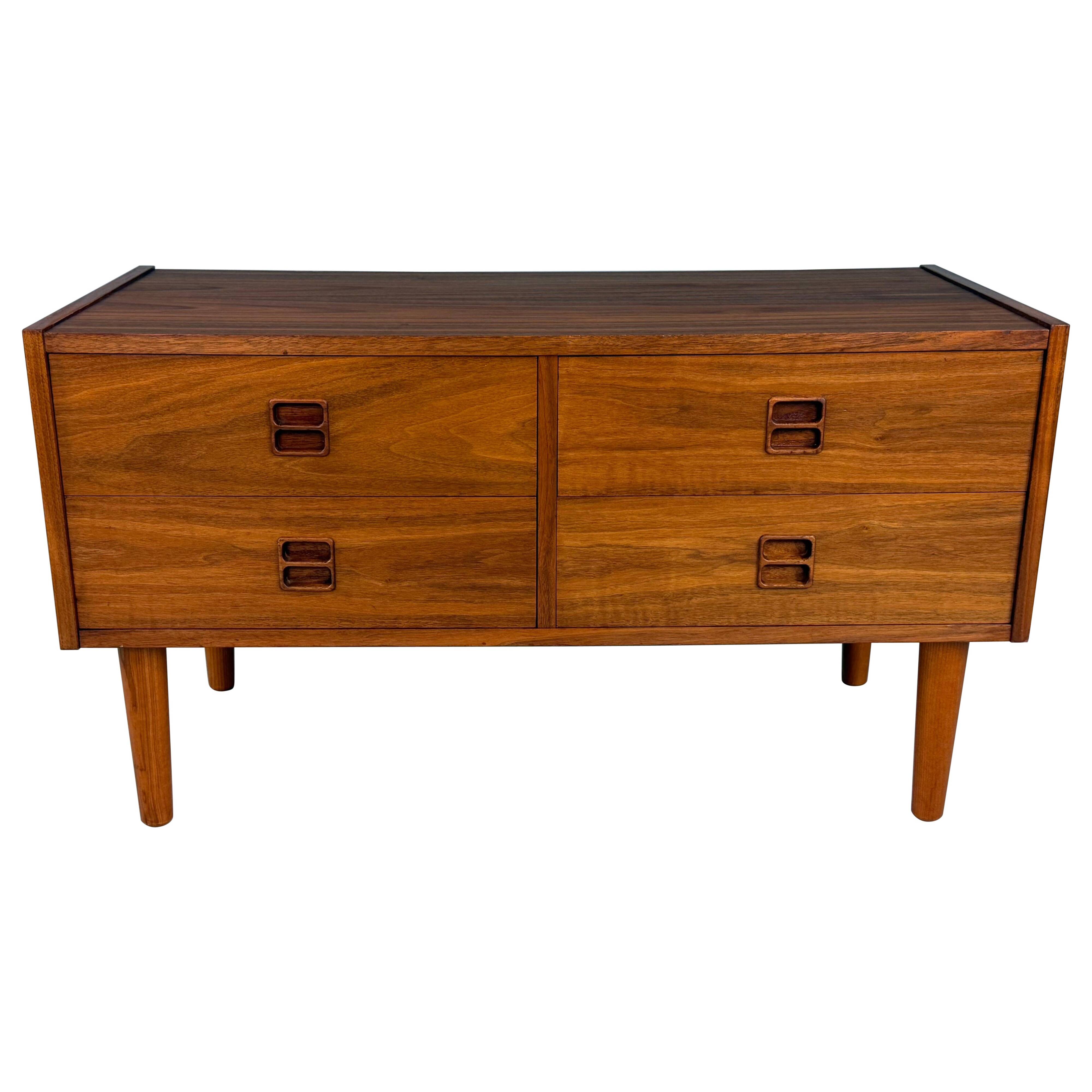 Commode basse danoise en teck à quatre tiroirs, années 1960