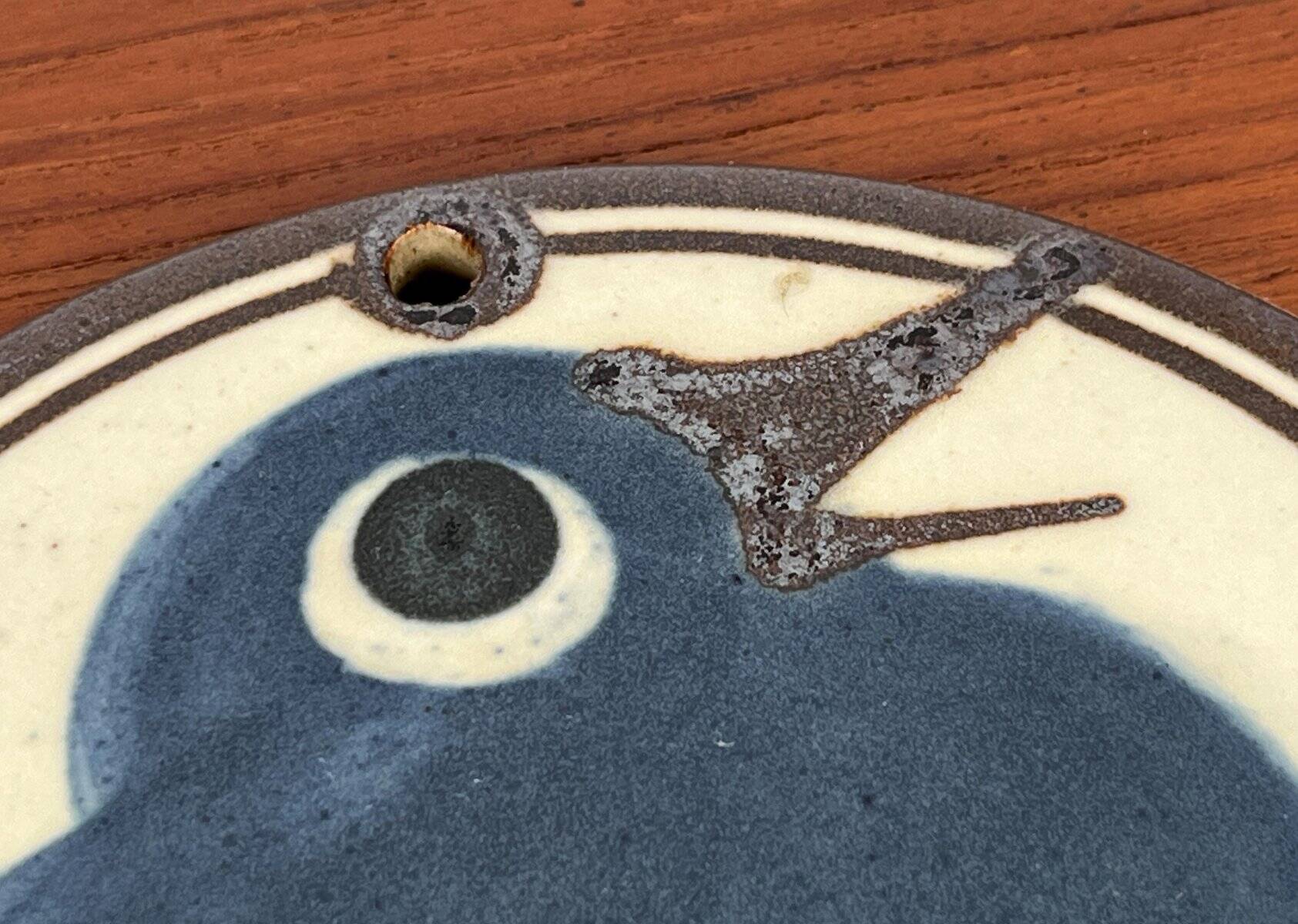 Mid-century Danish studio wall plate in pottery with bird design by Erling & Karin Heerwagen, 1976.