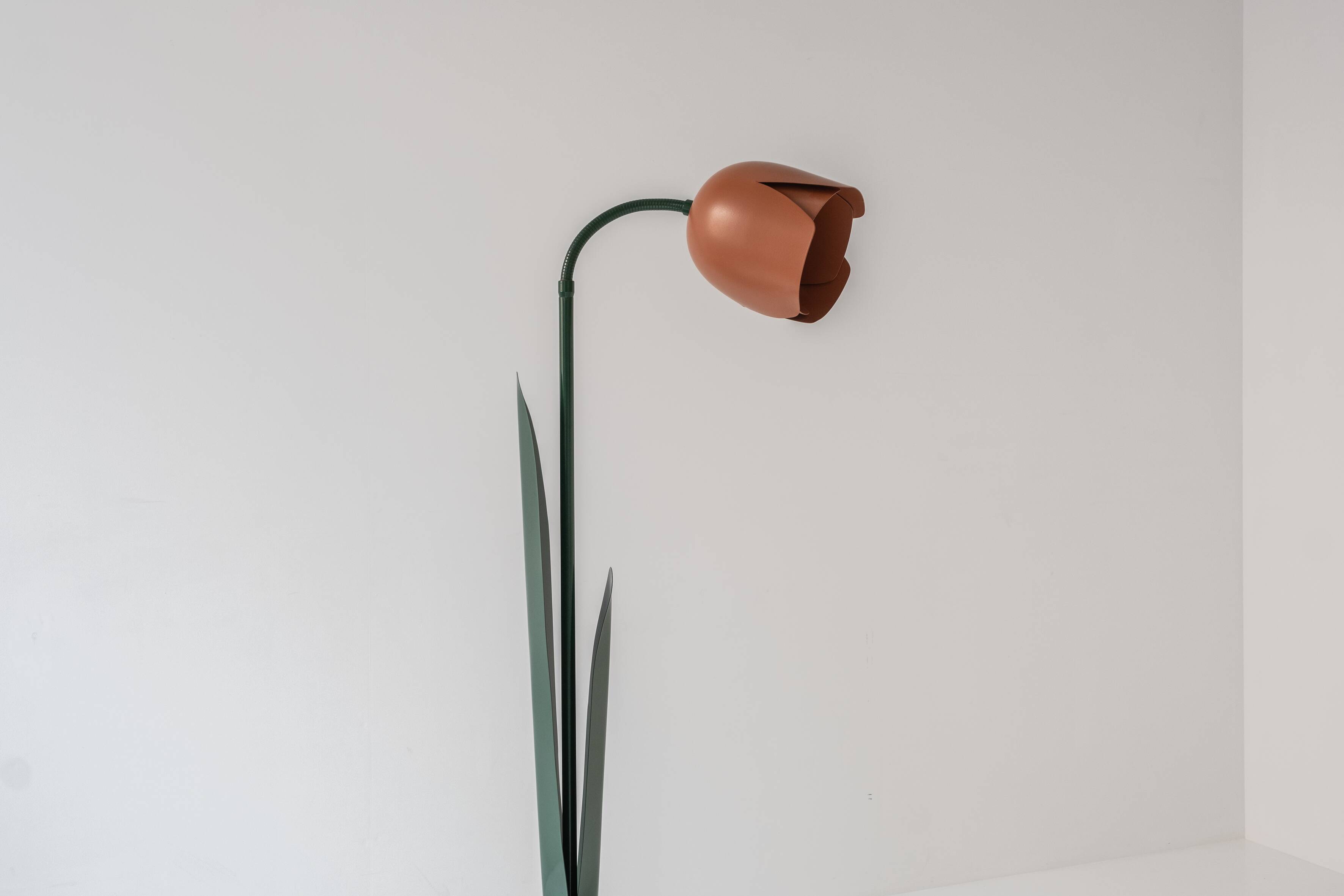 Lovely postmodern tulip flower floor lamp by Peter Bliss for Bliss, UK 1980’s.