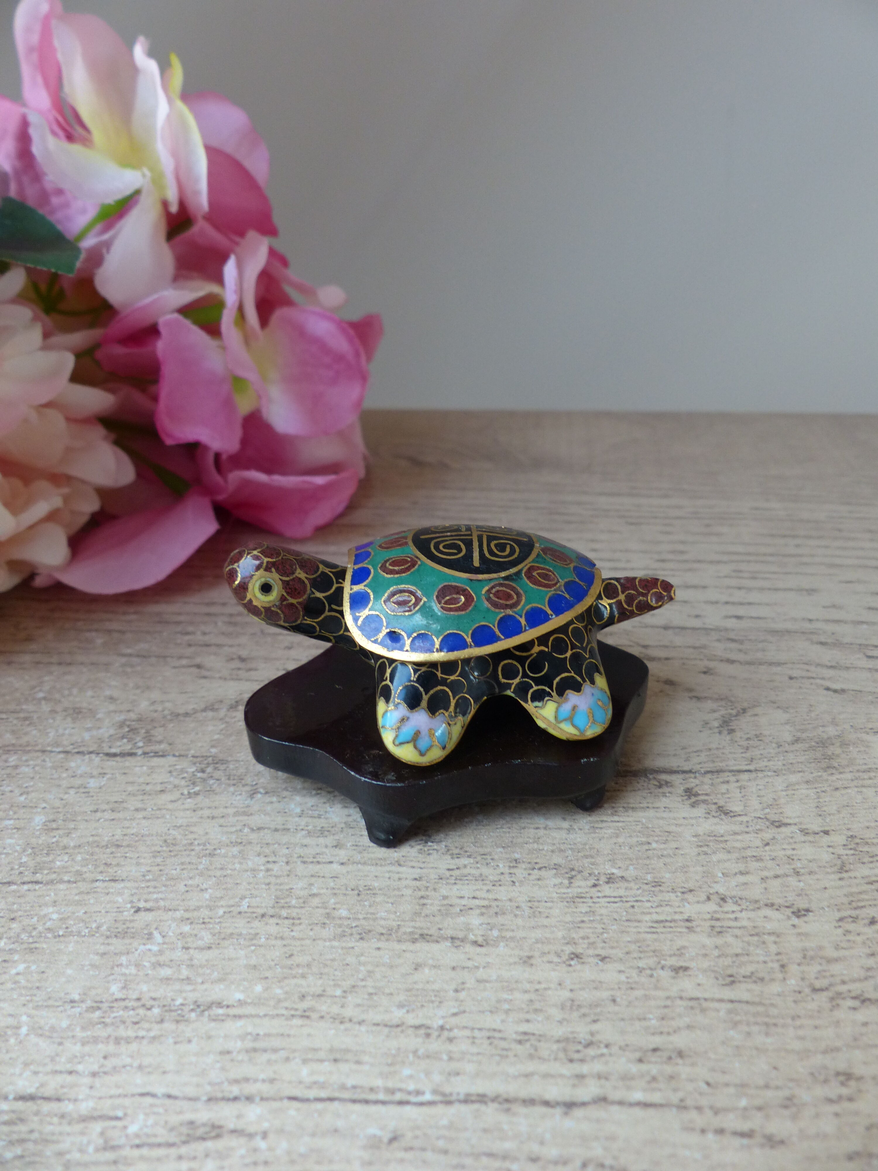 Boite miniature en forme de tortue cloisonné email sur socle en bois