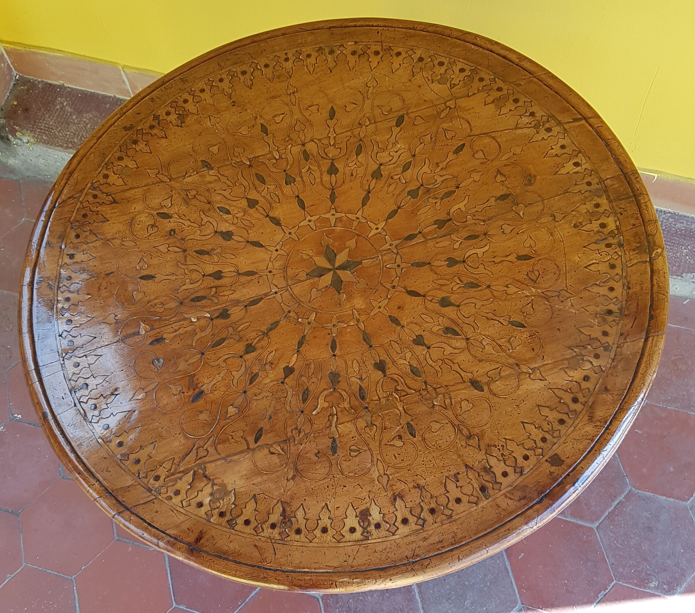 Table basse en marqueterie  vernie