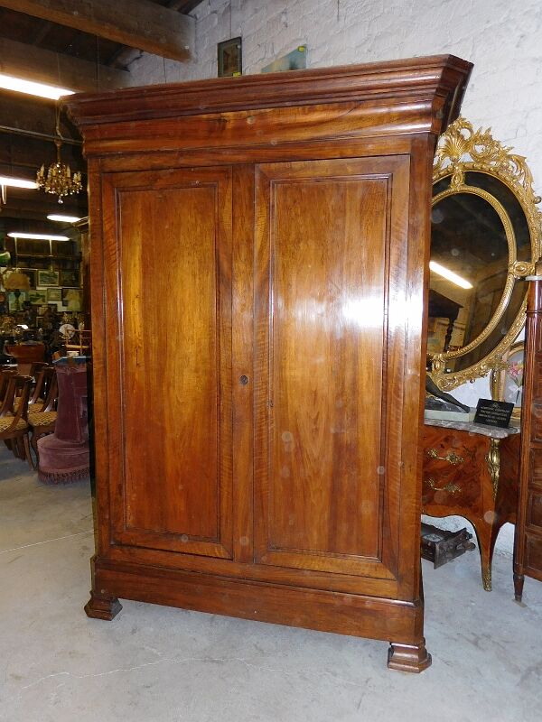 Large wardrobe Louis Philippe en noyer of the 19th siecle