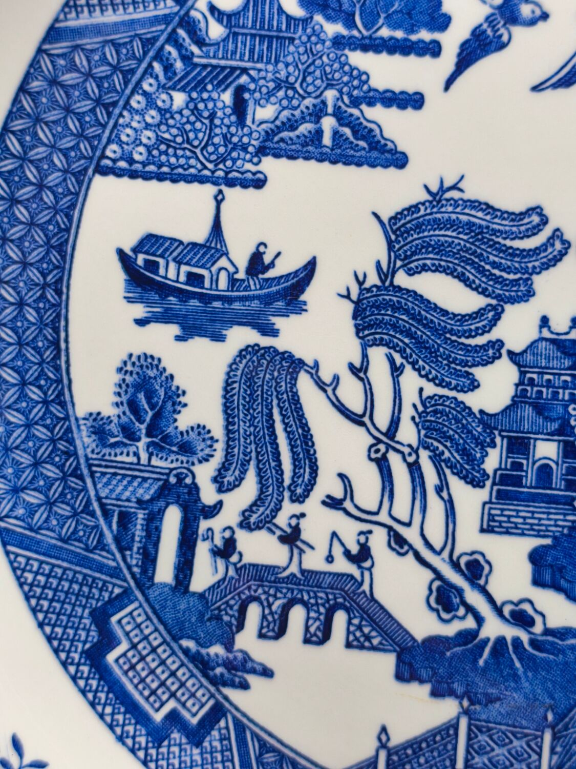 Large blue and white English plate – Chinoiserie decoration – Churchill Home