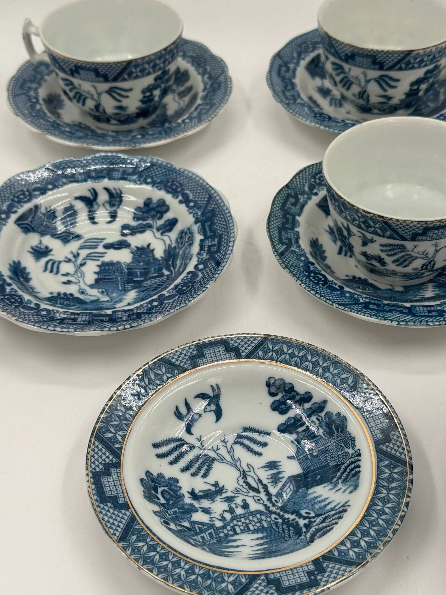 Set of 5 vintage porcelain cups and saucers with Blue Willow pattern.