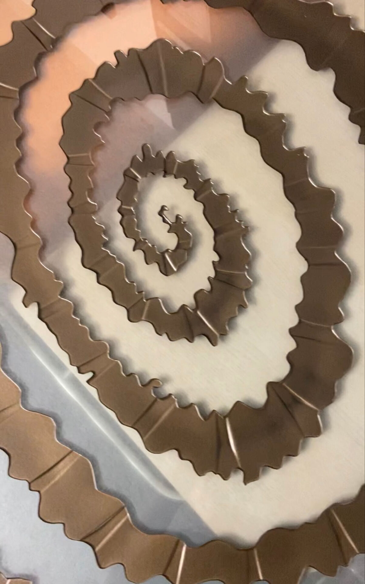 Table basse ronde à double plateau de verre, décor sculpté en spirale