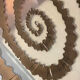 Table basse ronde à double plateau de verre, décor sculpté en spirale