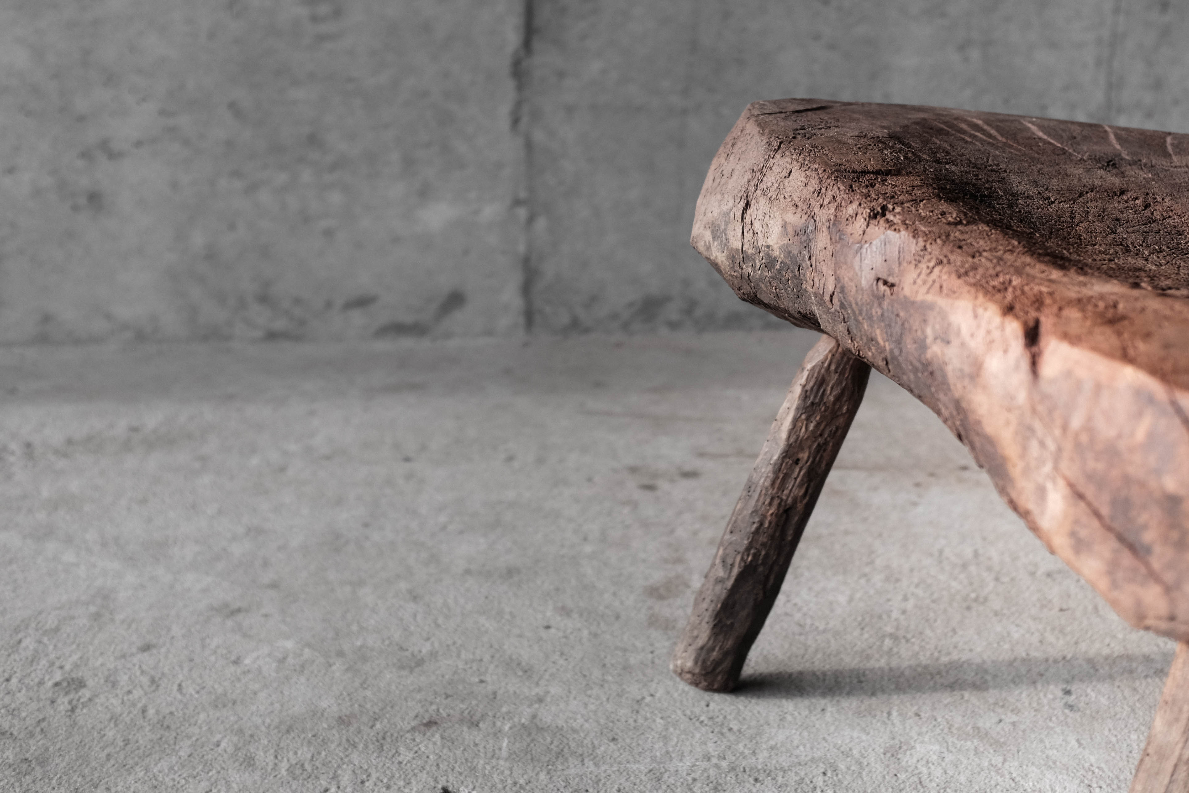 Tabouret brutaliste billot art-populaire auvergnat XIXème siècle