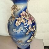 Vase en faïence avec décor de fleurs