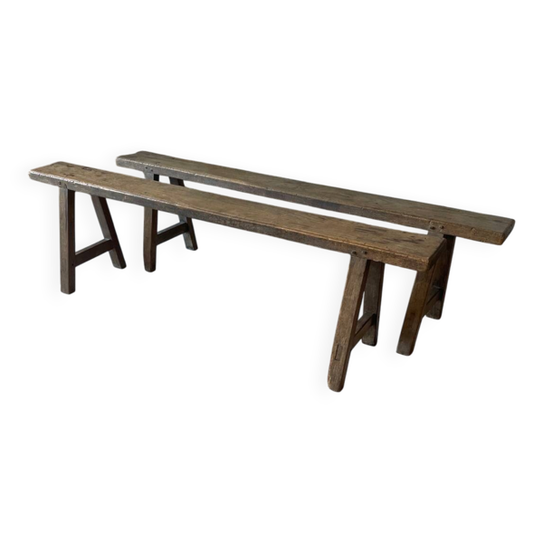 Paire de petits bancs anciens en bois massif