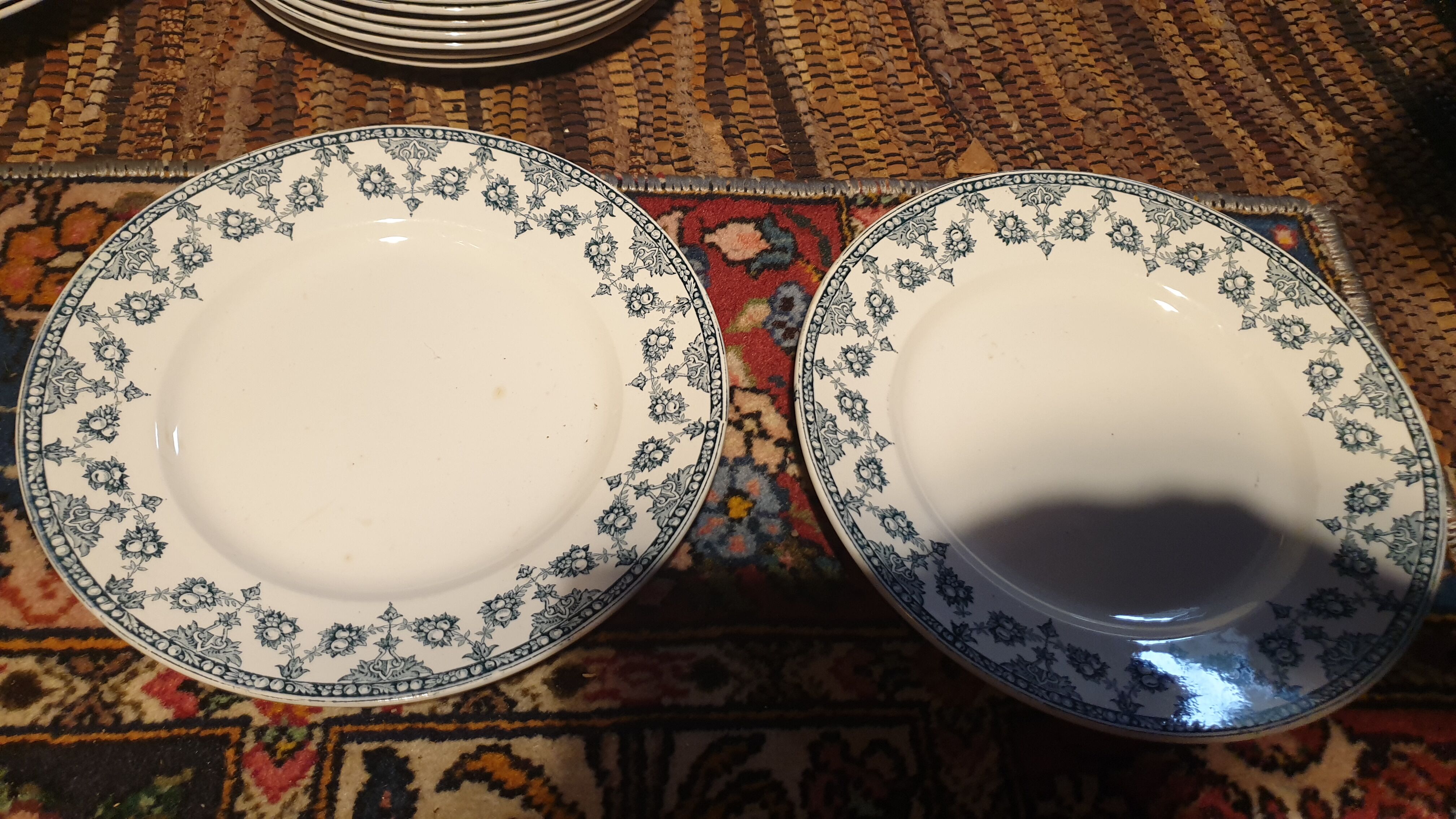 Set of 12 flat plates and 10 hollow plates in iron earth