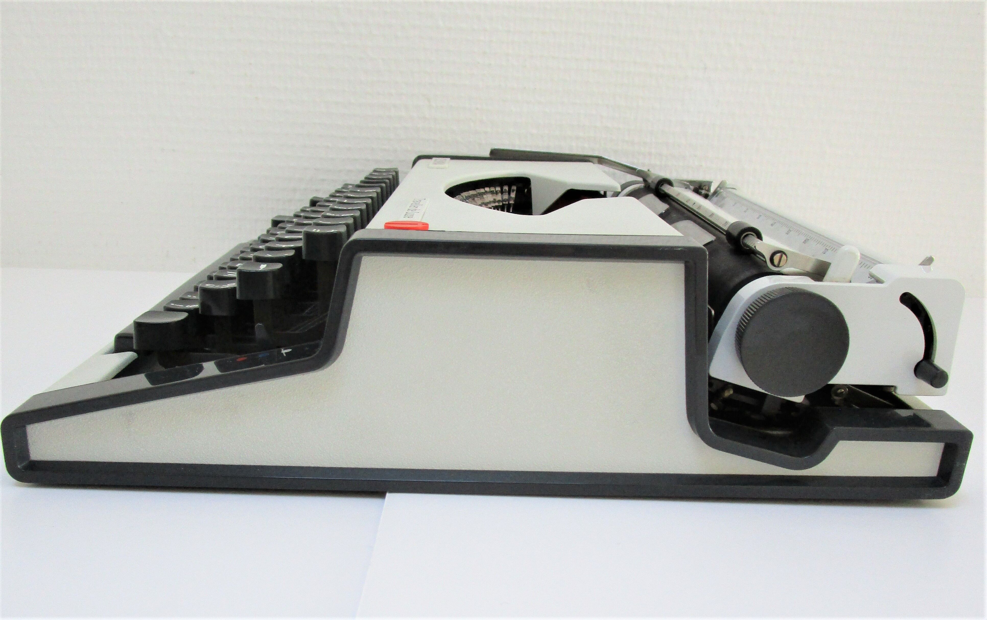 Olympia traveller typewriter luxury 70s