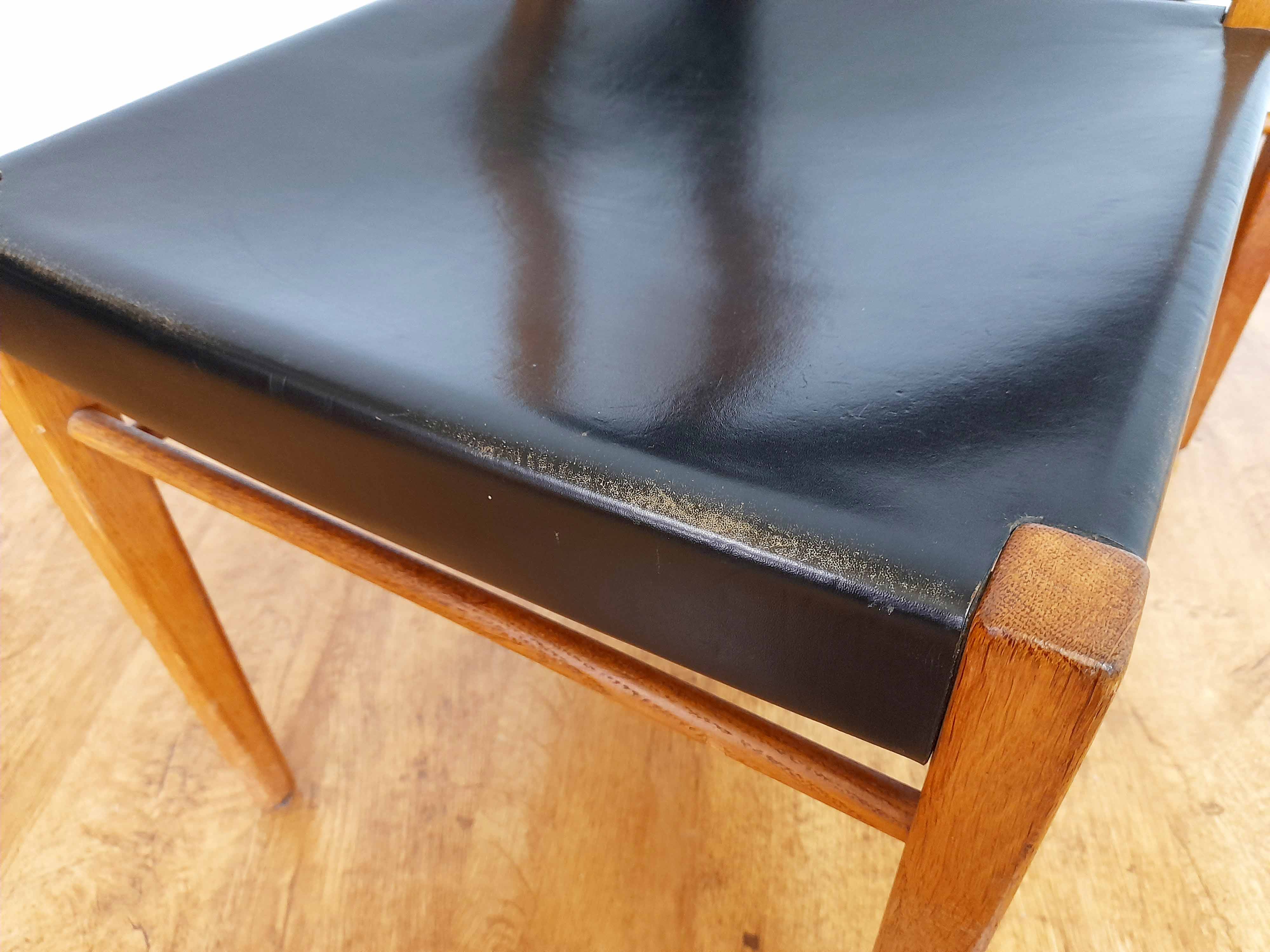 Set of 4 oak and leather chairs