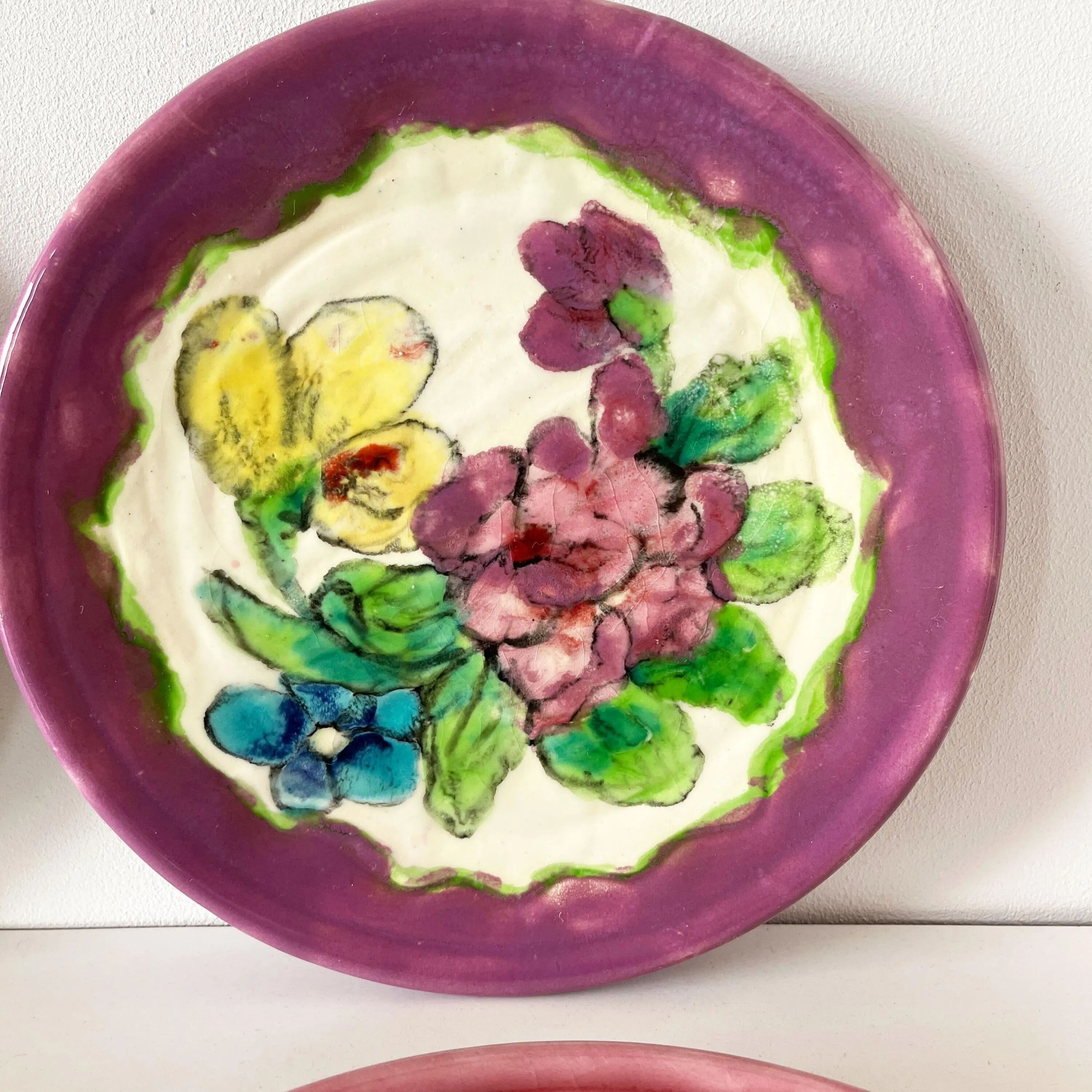 Lot de 5 assiettes en barbotine fleurs Vallauris 1950