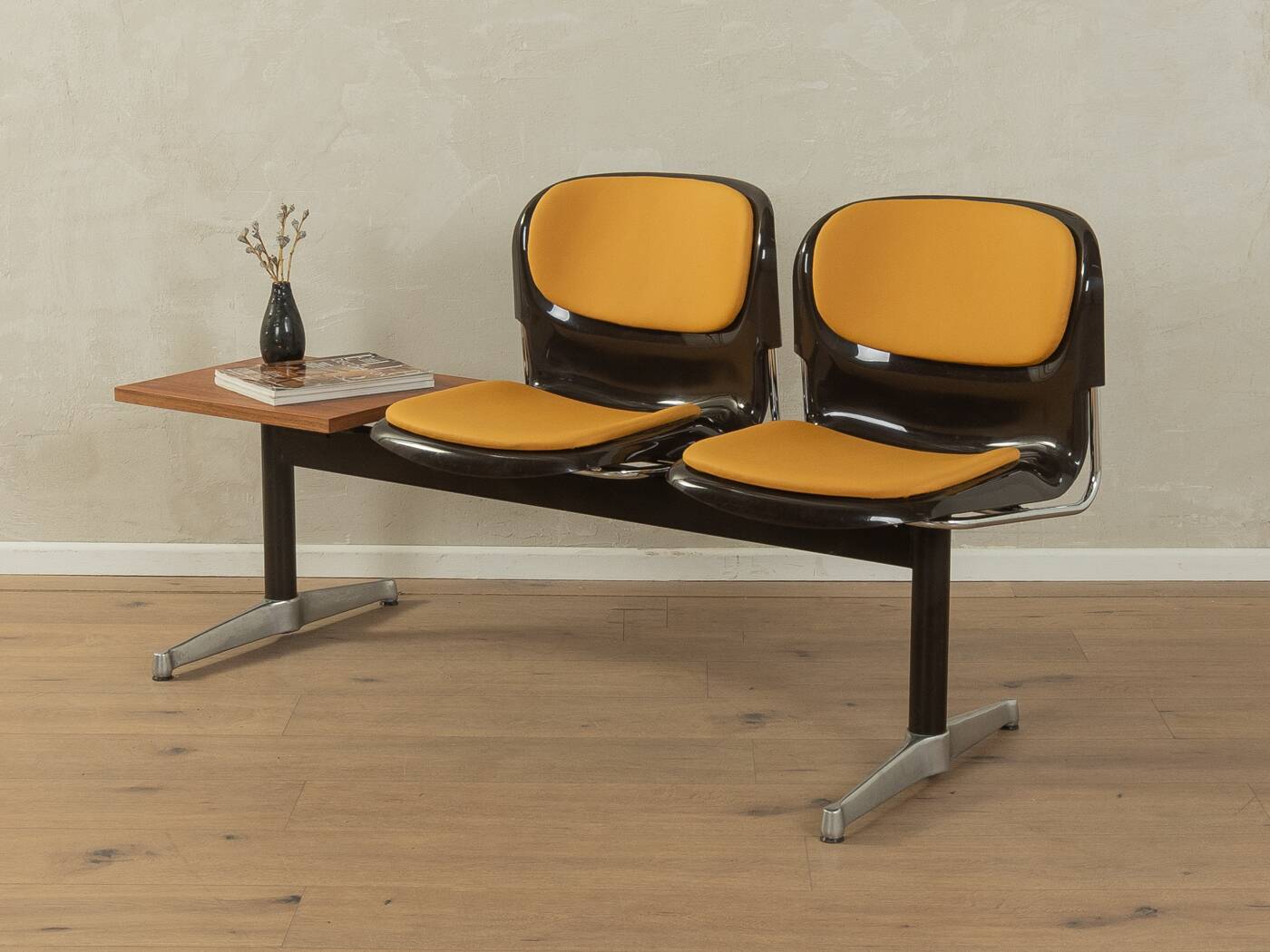 Space Age waiting bench by Drabert