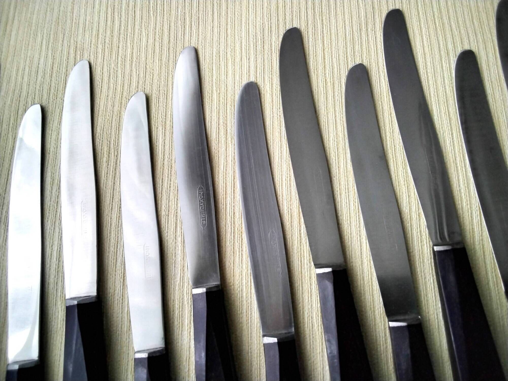 Box of 12 vintage table knives in stainless steel and brown bakelite