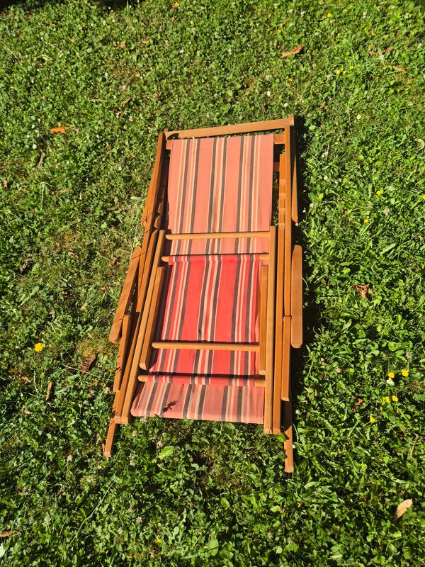 transat chilienne vintage bois et toile a rayures avec repose pied
