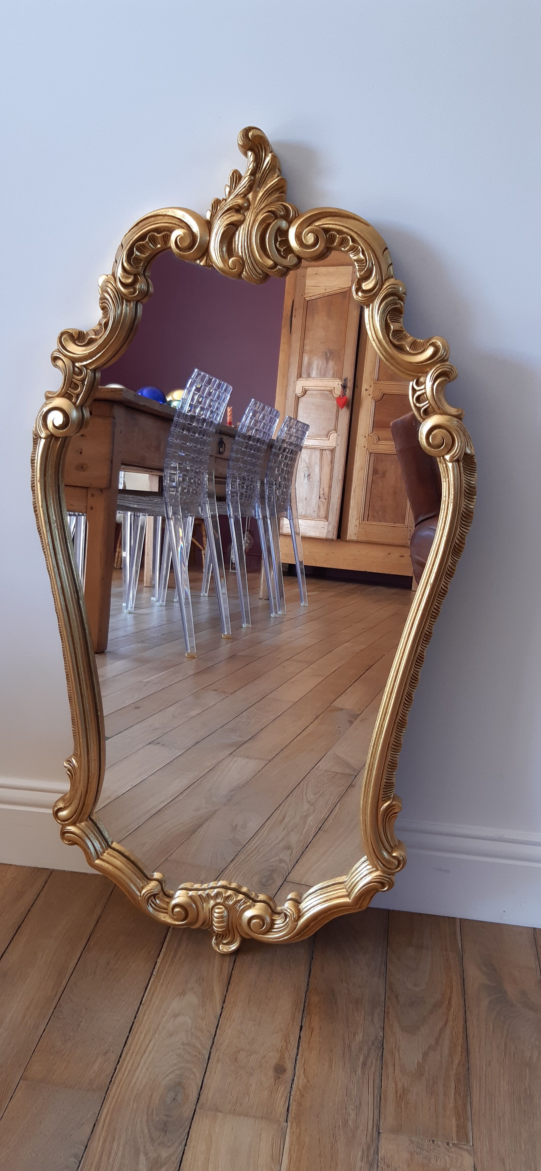 Miroir en en résine dorée années 50-60
