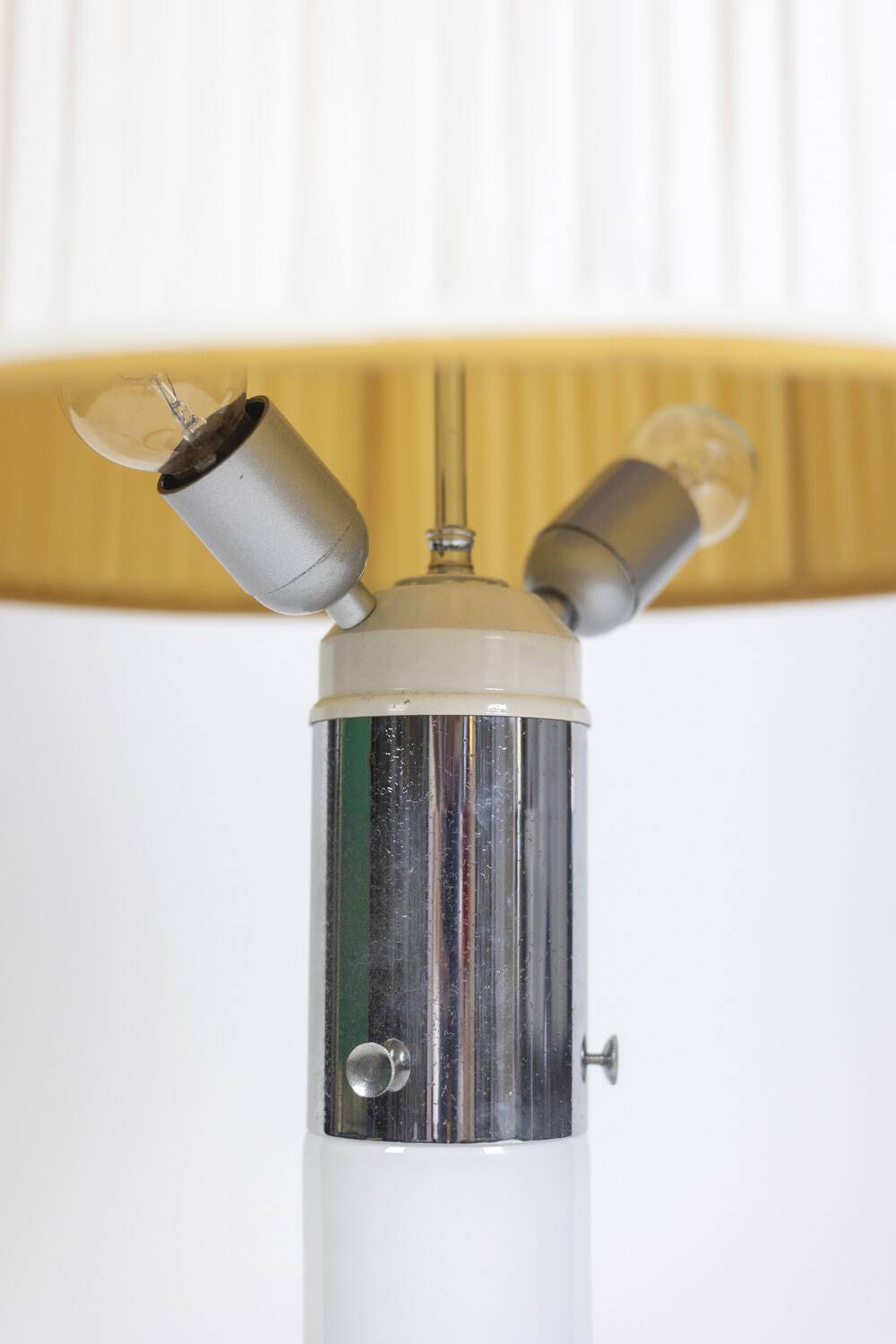 White glass lamp decorated with a brown and yellow spiral, 1970s