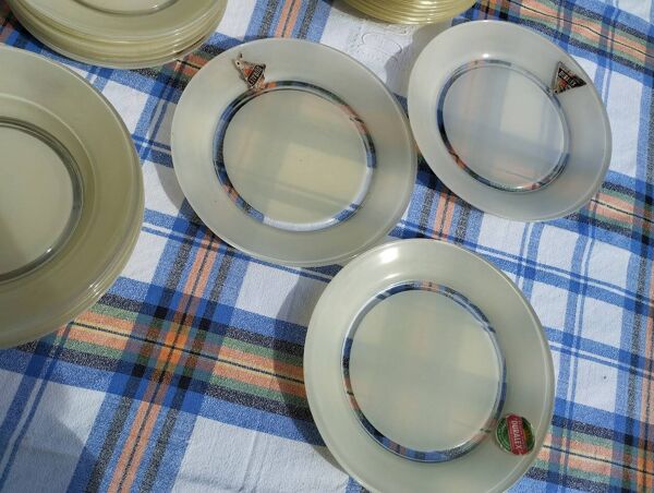 Service d’assiettes Duralex neuf 14 pièces avec étiquettes