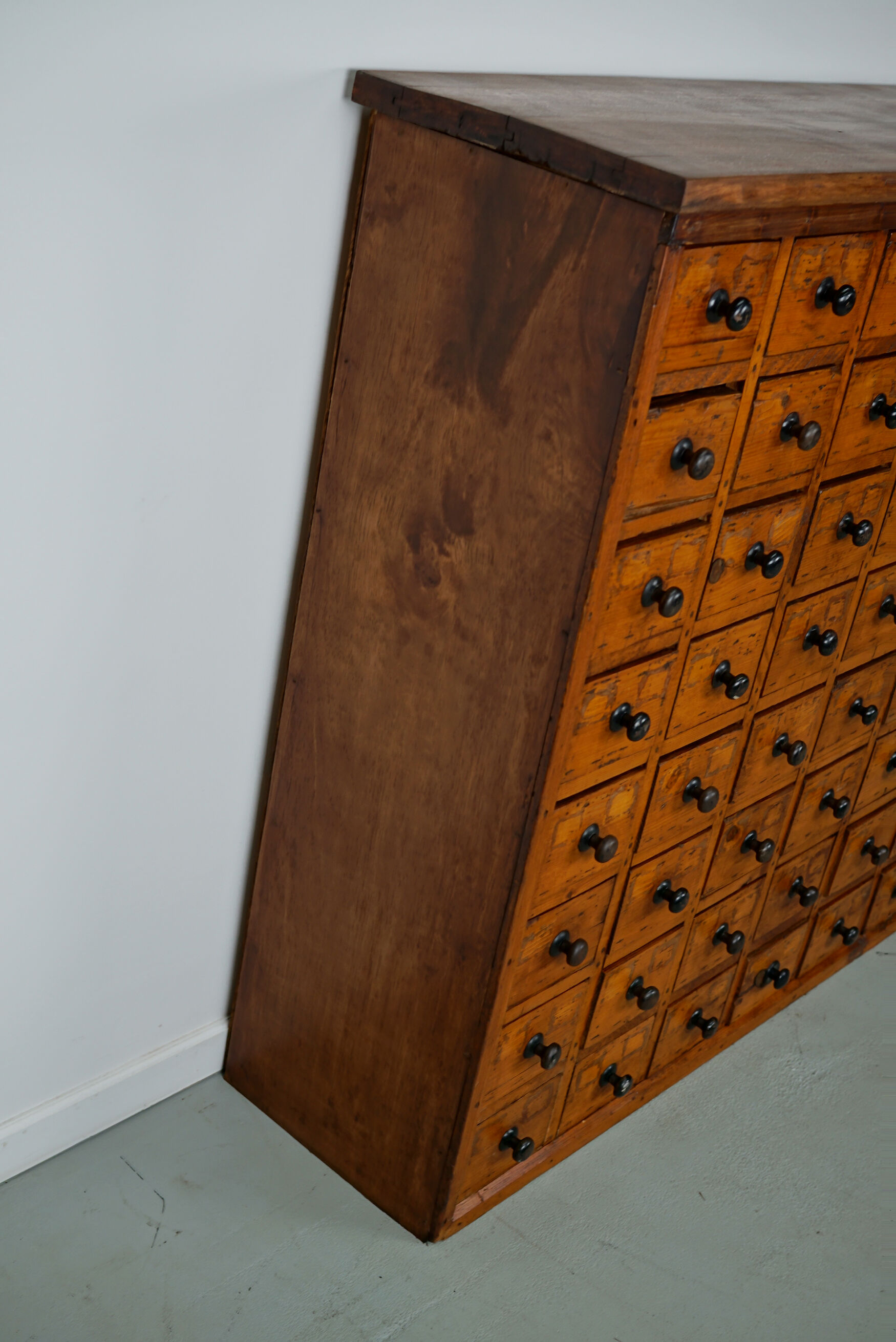 Cabinet d’atelier en pin vers 1930