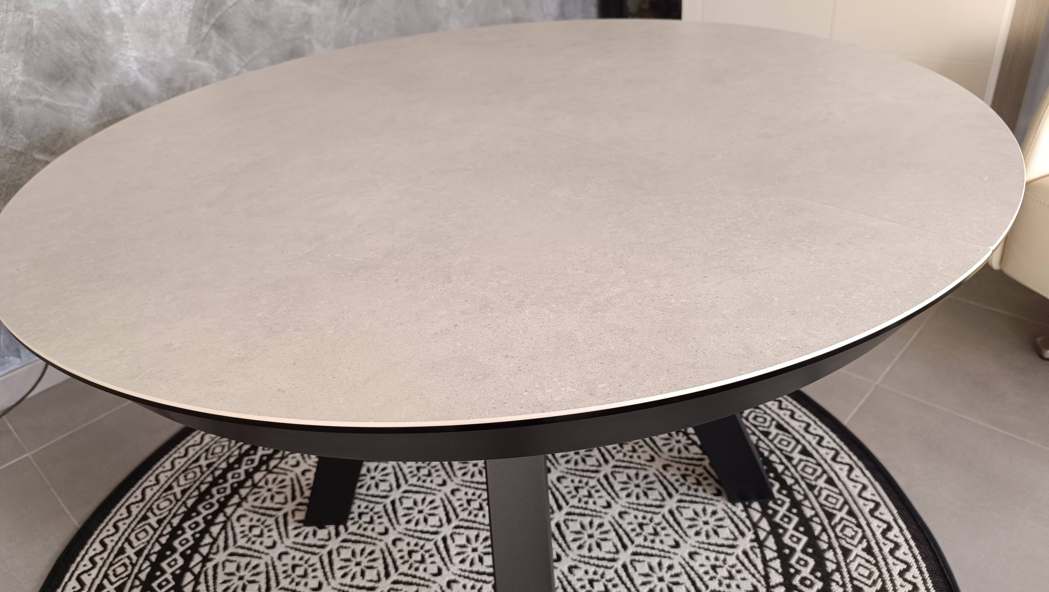 Round dining table (diam. 125 cm) in ceramic