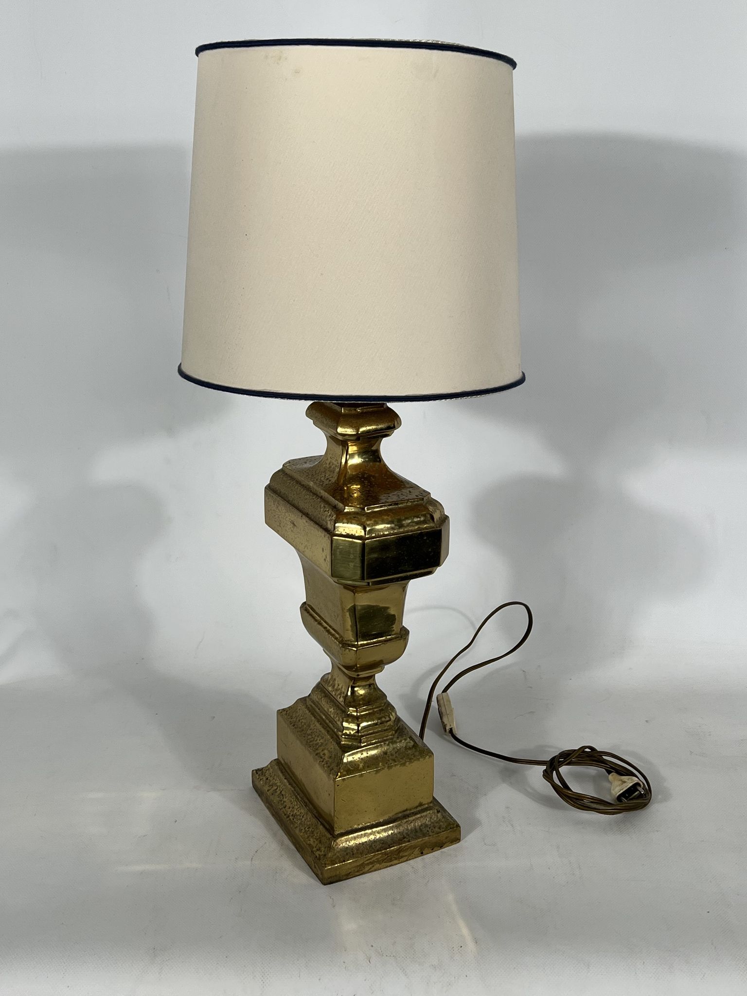 Lampe de table italienne en laiton massif des années 50