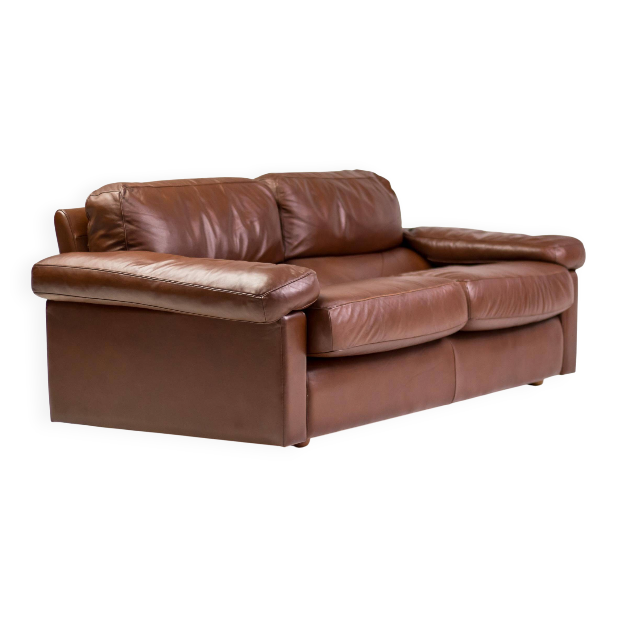 Royal 2-seater canapé premium Poltrona Frau Petronio upholstered in down and chestnut leather.