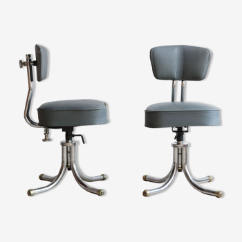 Paire de chaises d'atelier des années 50 en acier chromé et simili cuir